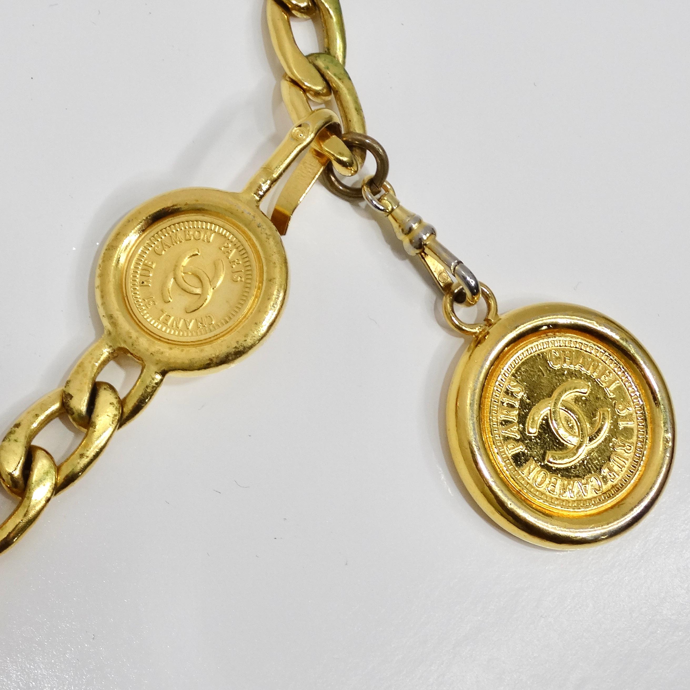 Chanel Frühjahr 1994 Goldfarbener CC Medaillon Kettengürtel mit Medaillon im Zustand „Gut“ im Angebot in Scottsdale, AZ