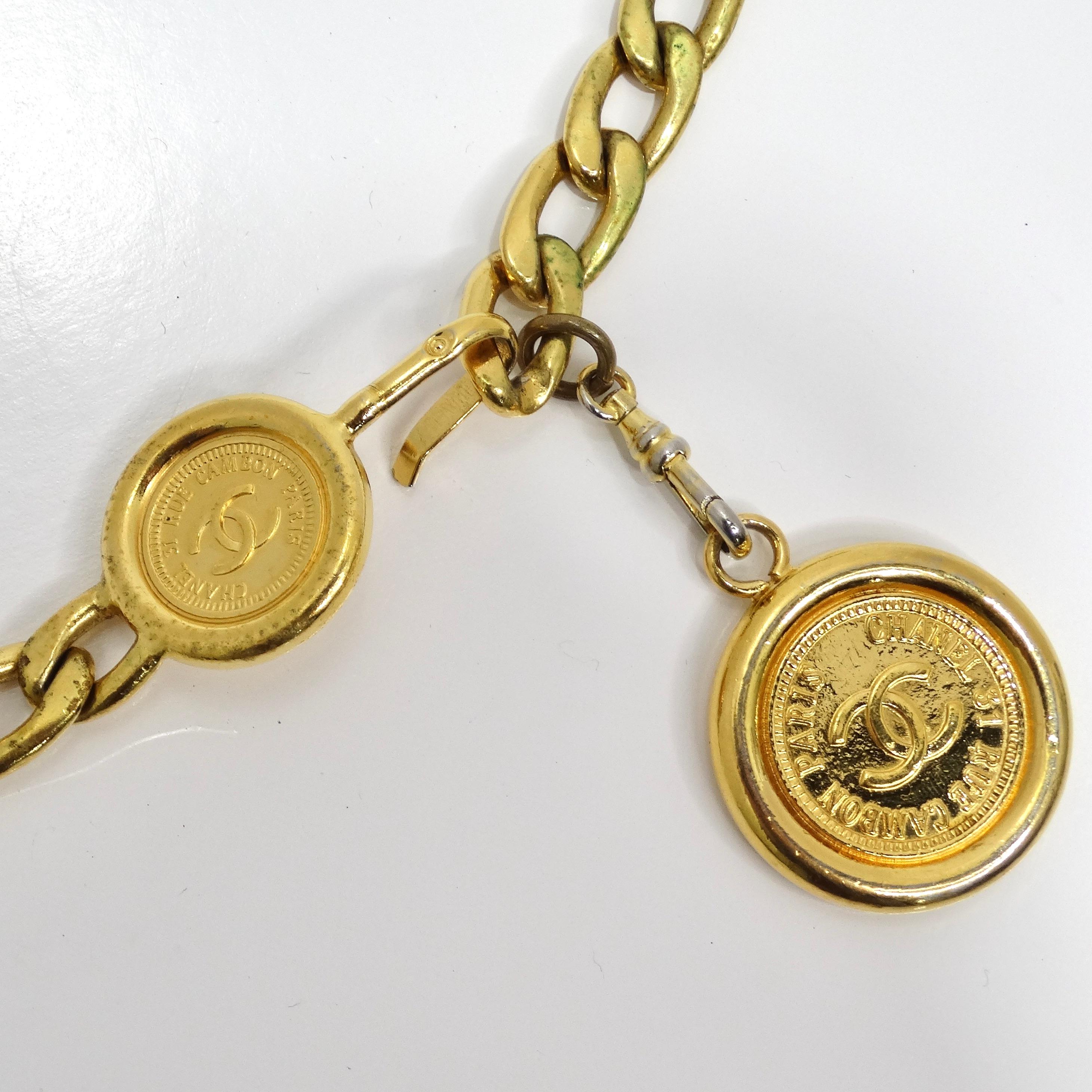 Chanel Frühjahr 1994 Goldfarbener CC Medaillon Kettengürtel mit Medaillon für Damen oder Herren im Angebot