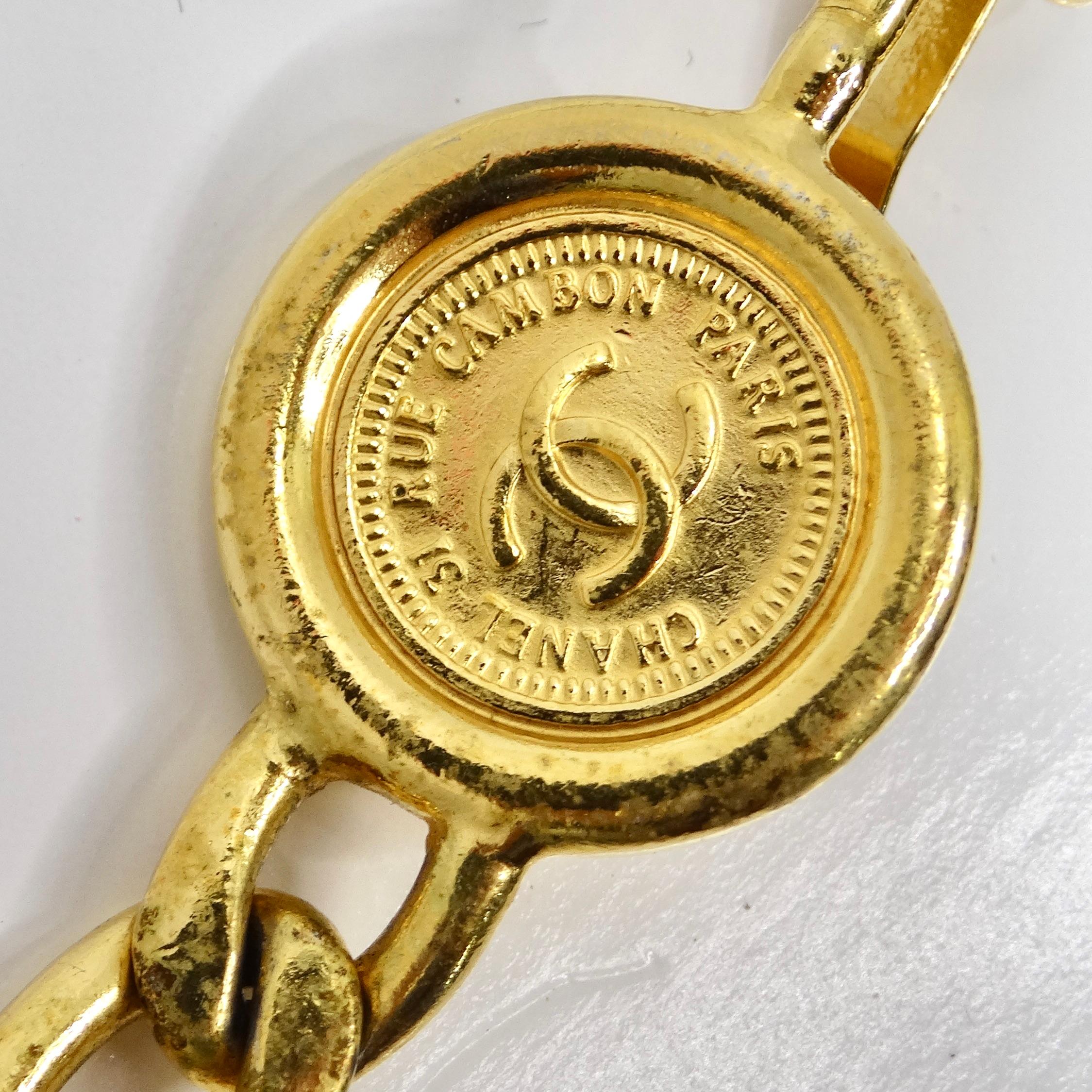 Chanel Frühjahr 1994 Goldfarbener CC Medaillon Kettengürtel mit Medaillon im Angebot 1