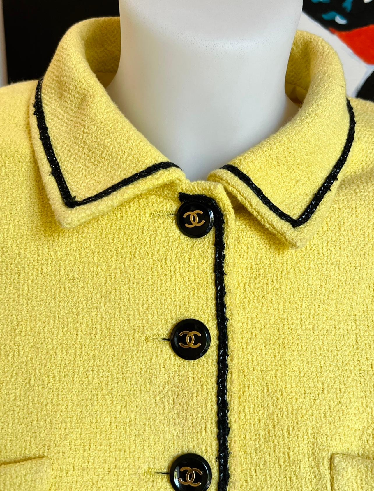 Rare et collector Chanel printemps été 1995 collection Barbie veste cropped jaune, taille 38 FR, convient parfaitement à une taille 36 FR ou un vrai 38 FR. Portée par Claudia Schiffers pour la campagne Chanel du printemps 1995, photographiée par