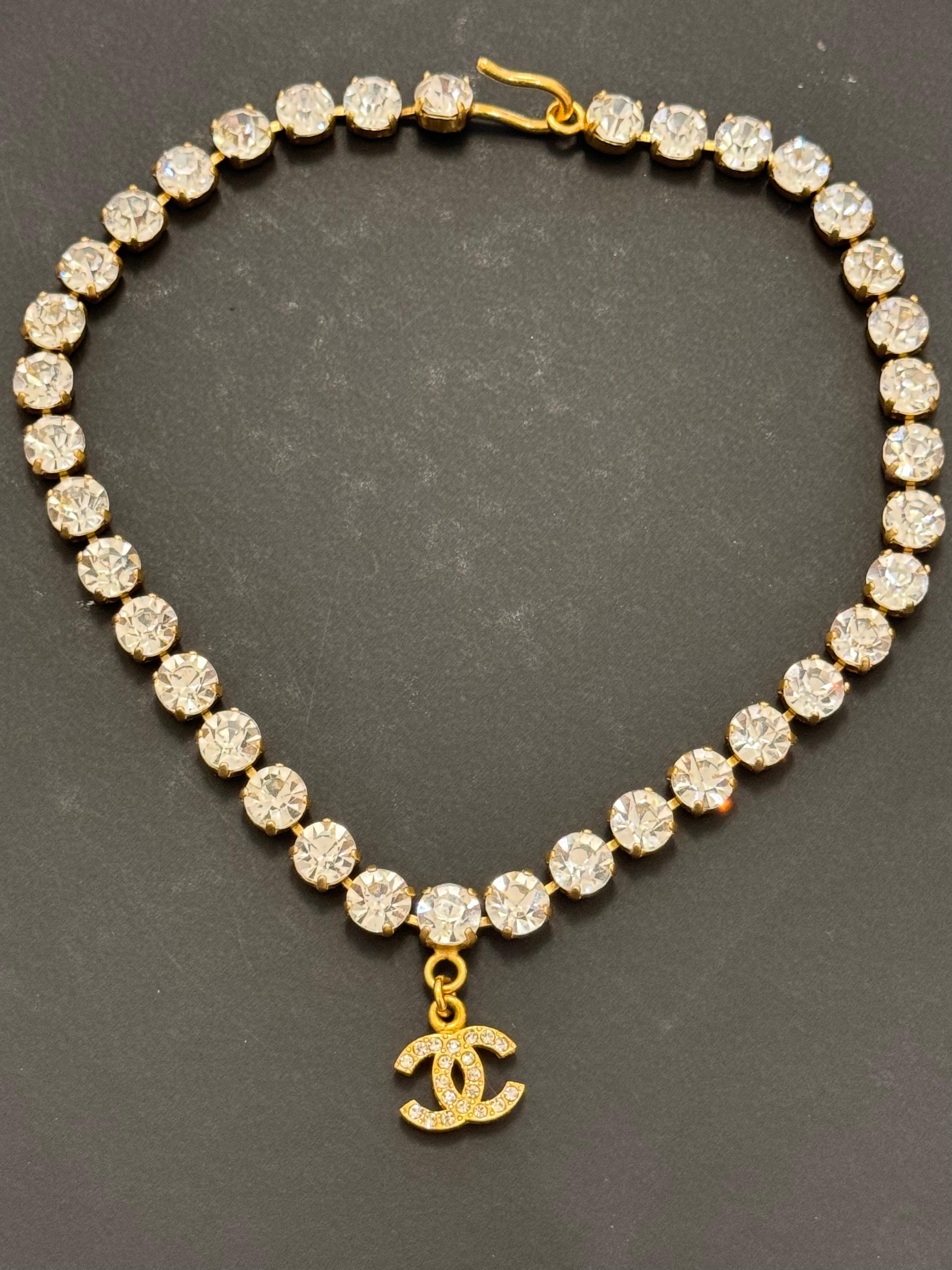 Raro girocollo di cristallo Chanel Primavera Estate 1995 Collezione Barbie. Ottime condizioni, placcato in oro 24k, indossato da molte celebrità come Rihanna, Claudia Schiffers nella campagna pubblicitaria fotografata da Karl Lagerfeld e anche in