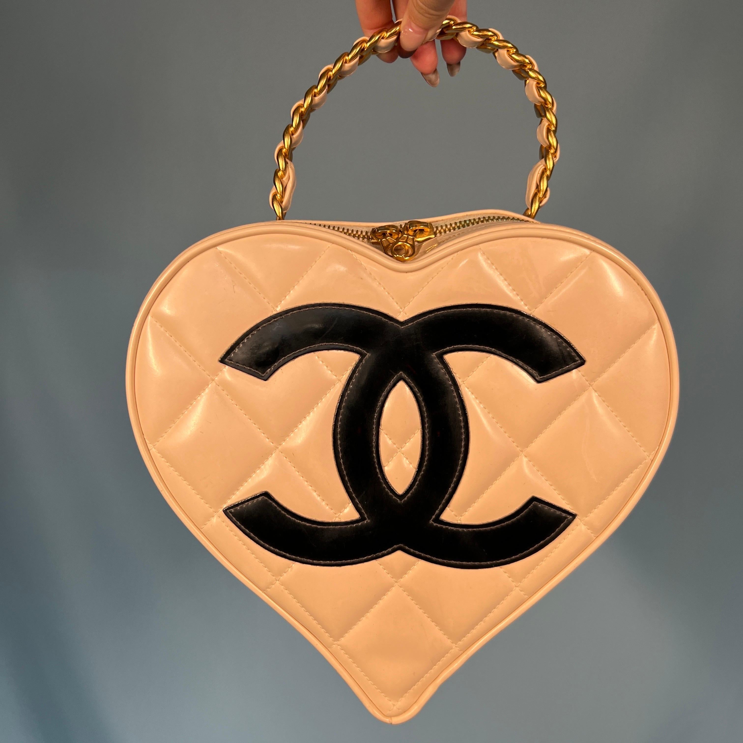 Vintage Chanel

Spring 1995 - seen on the runway

Heart shape beige leather quilted handbag

Top handle 

Comes with original authenticity card, authenticity code intact inside bag and dust bag 
Measurements -

Width 8.75