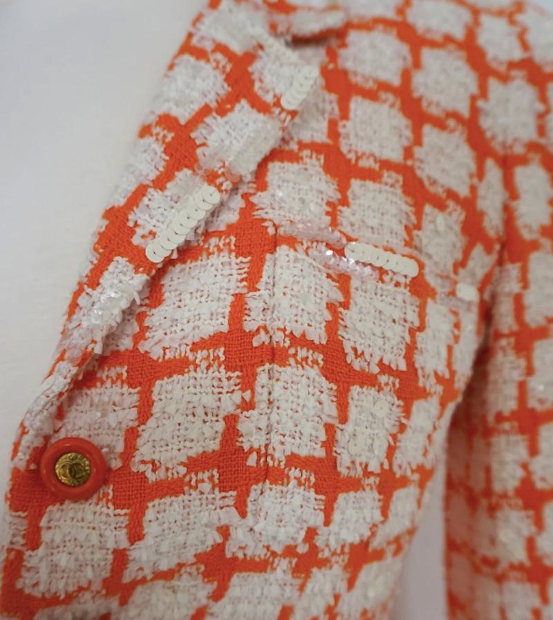 Chanel Spring 1995 Orange and White Sequined Tweed Jacket (Runway) In Excellent Condition For Sale In New York, NY