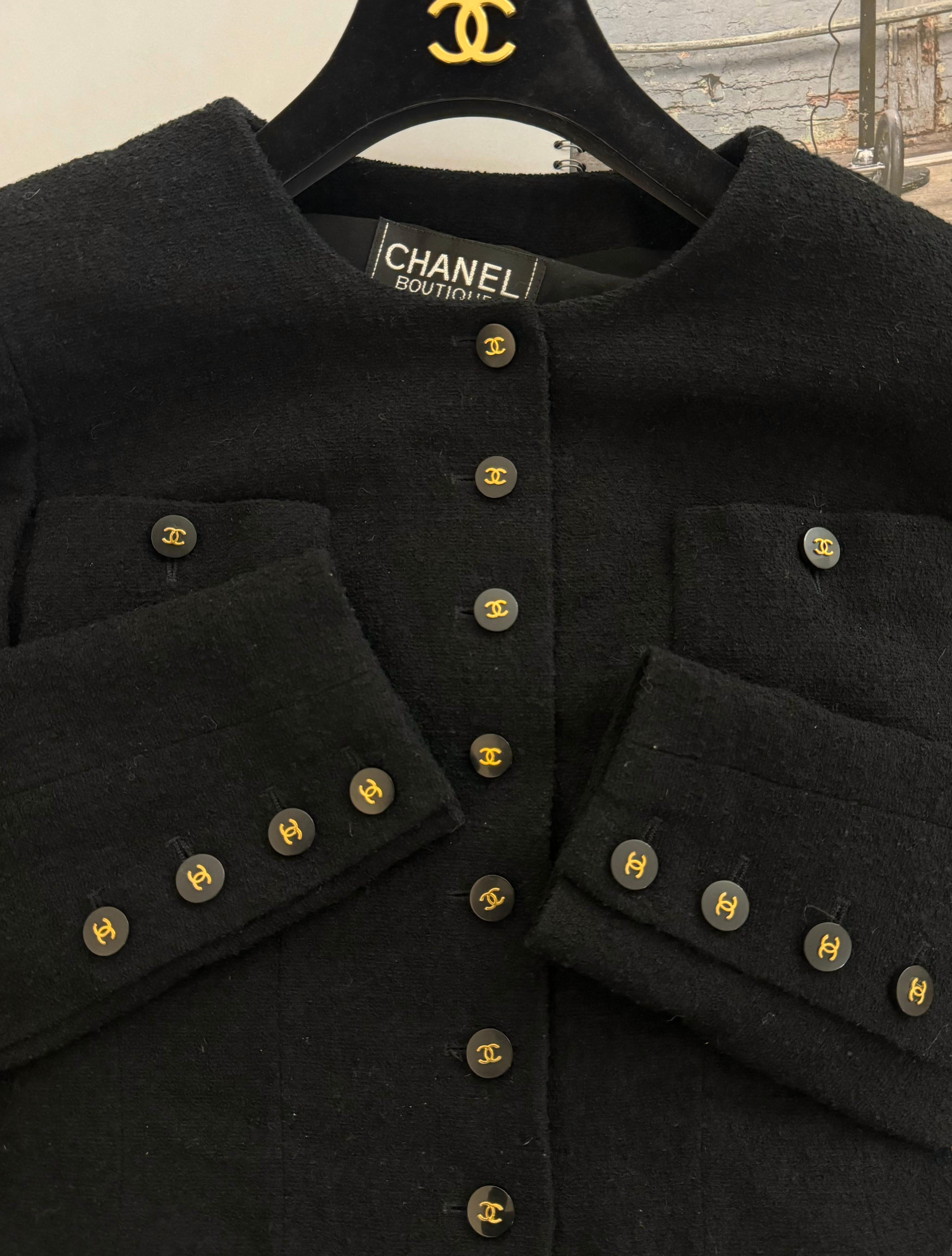 Rare and collector Chanel Runway Spring Summer 1995 Barbie collection black wool CC logo buttons jacket, no size tag it fits perfectly for a size 36 FR and 38 FR, very good condition