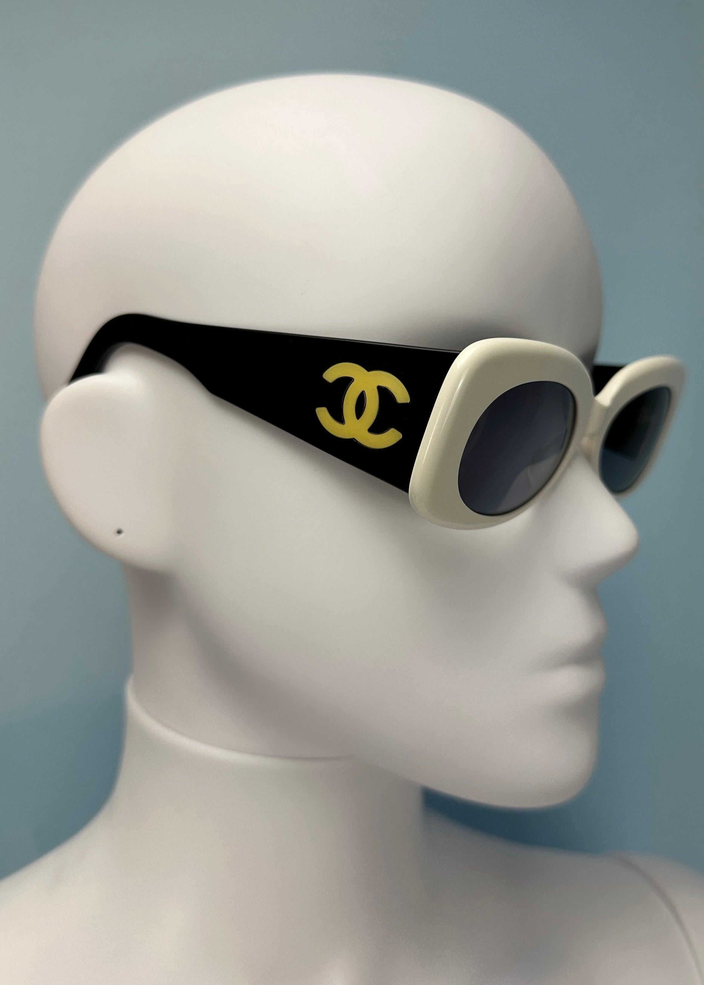 Chanel Spring 1995 Runway Black & White Monogram Sunglasses In Good Condition In Hertfordshire, GB