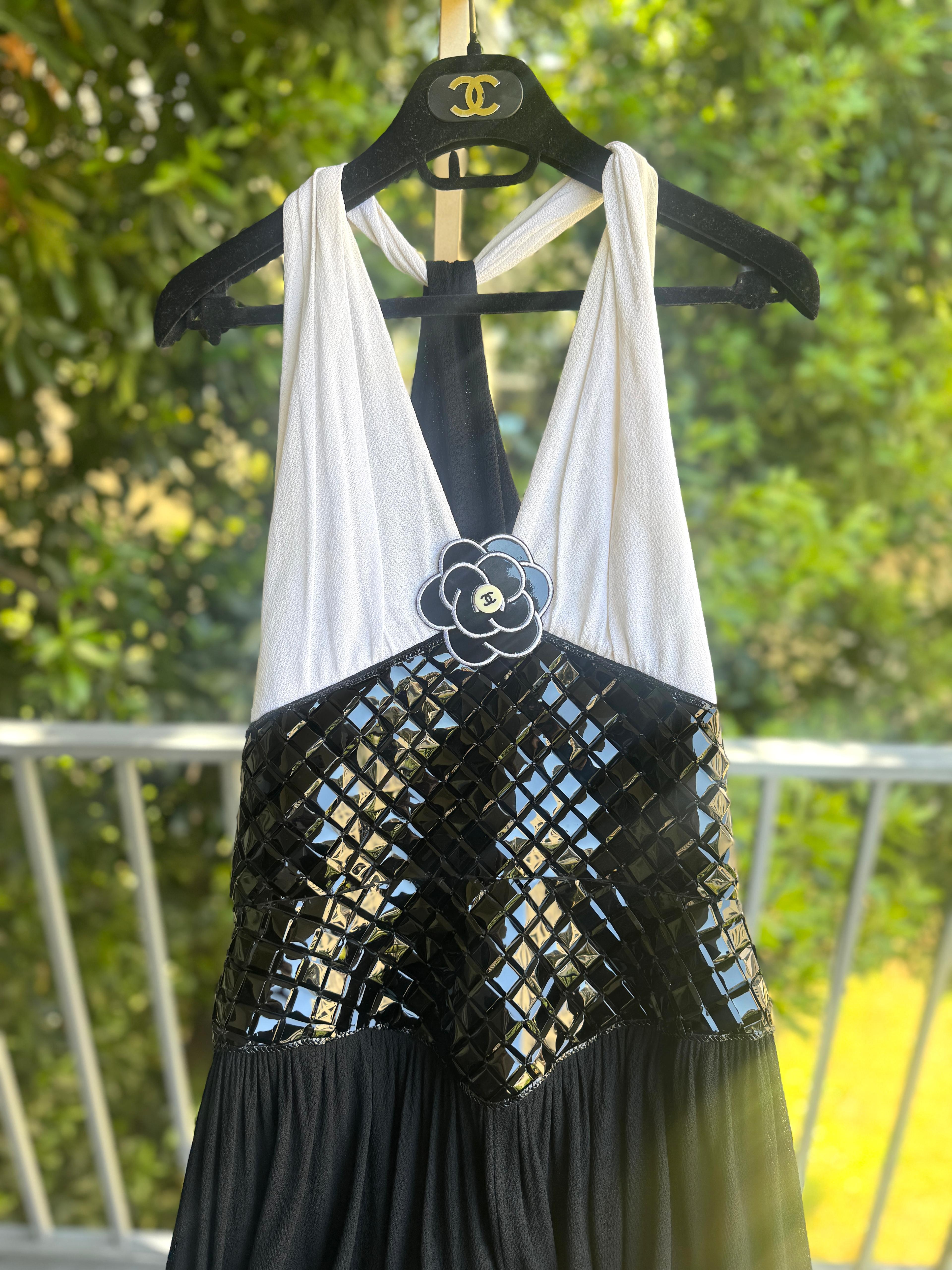 Dies ist ein originales Chanel-Laufstegkleid aus der Frühjahr/Sommer-Kollektion 1995, das im Kampagnenkatalog abgebildet war und zum Abschluss der SS95-Show gezeigt wurde. Es handelt sich um ein außergewöhnlich seltenes Archivstück, zu dem auch die