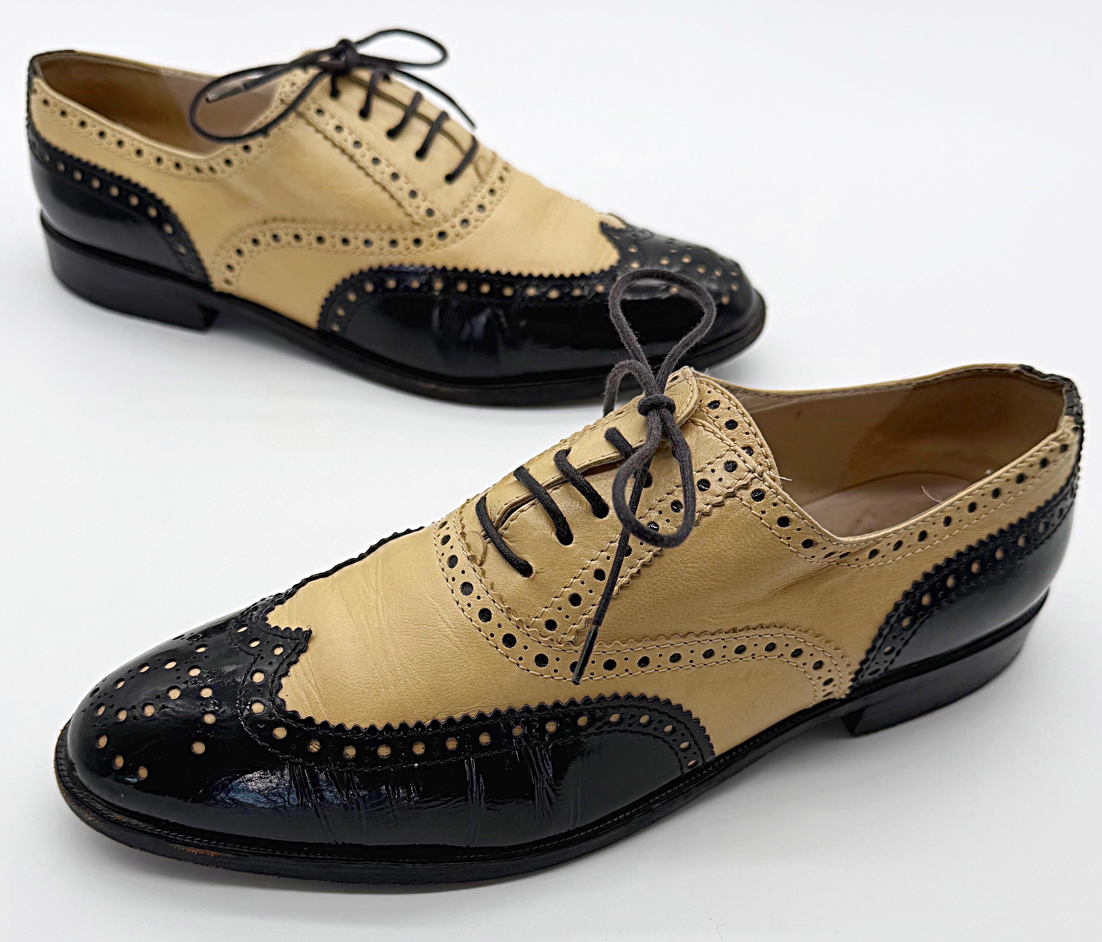 ¡Elegantes y clásicos zapatos Oxford de espectador negros y tostados de CHANEL de la primavera de 1996! Mostradas en la pasarela en rosa y azul, estas bellezas neutras pueden llevarse de múltiples maneras. Combínalo con vaqueros o pantalones, o con