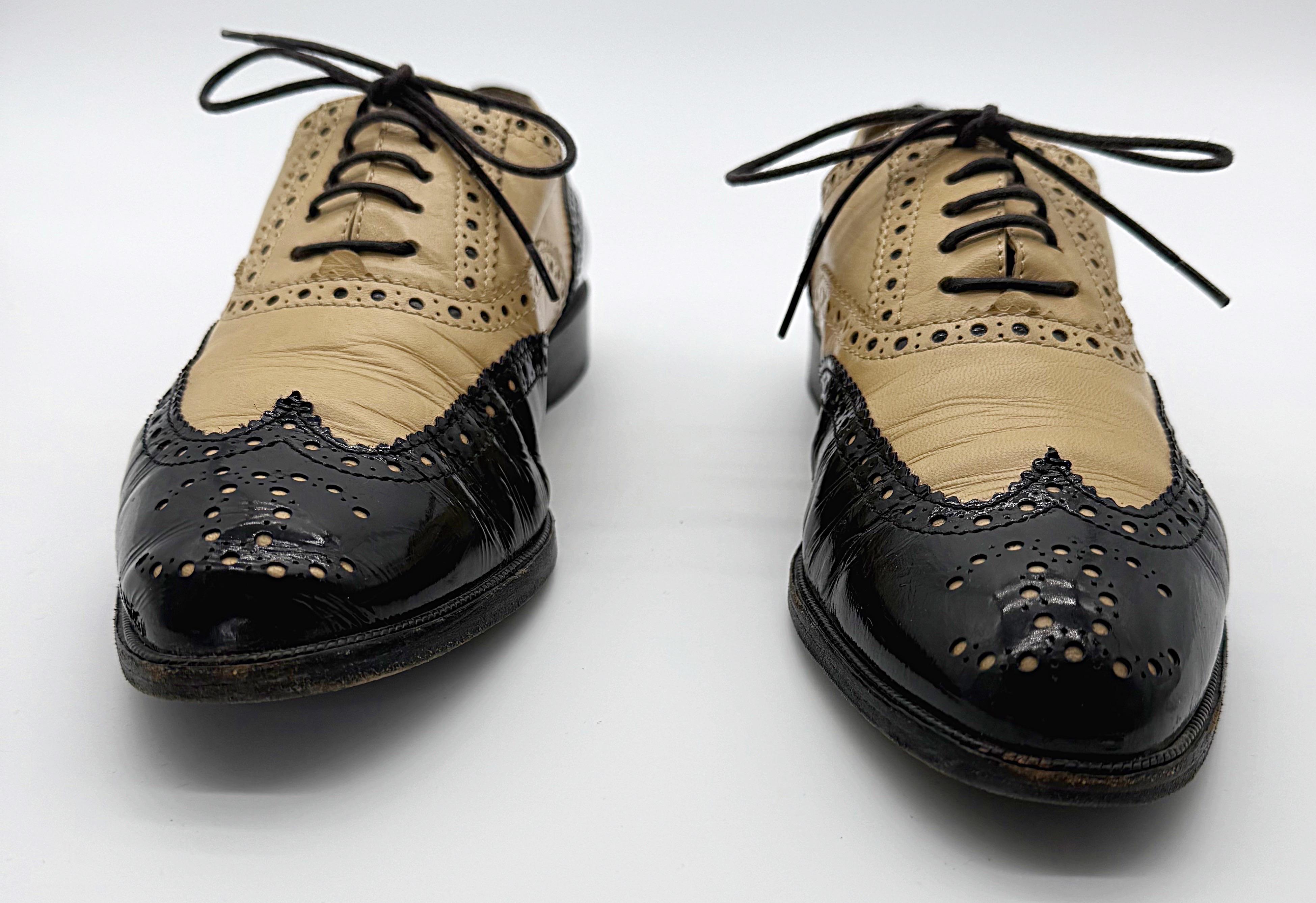 Chanel Primavera 1996 Talla 38.5 Tan + Black Spectator Vintage Lace-Up Oxfords Shoes Negro en venta