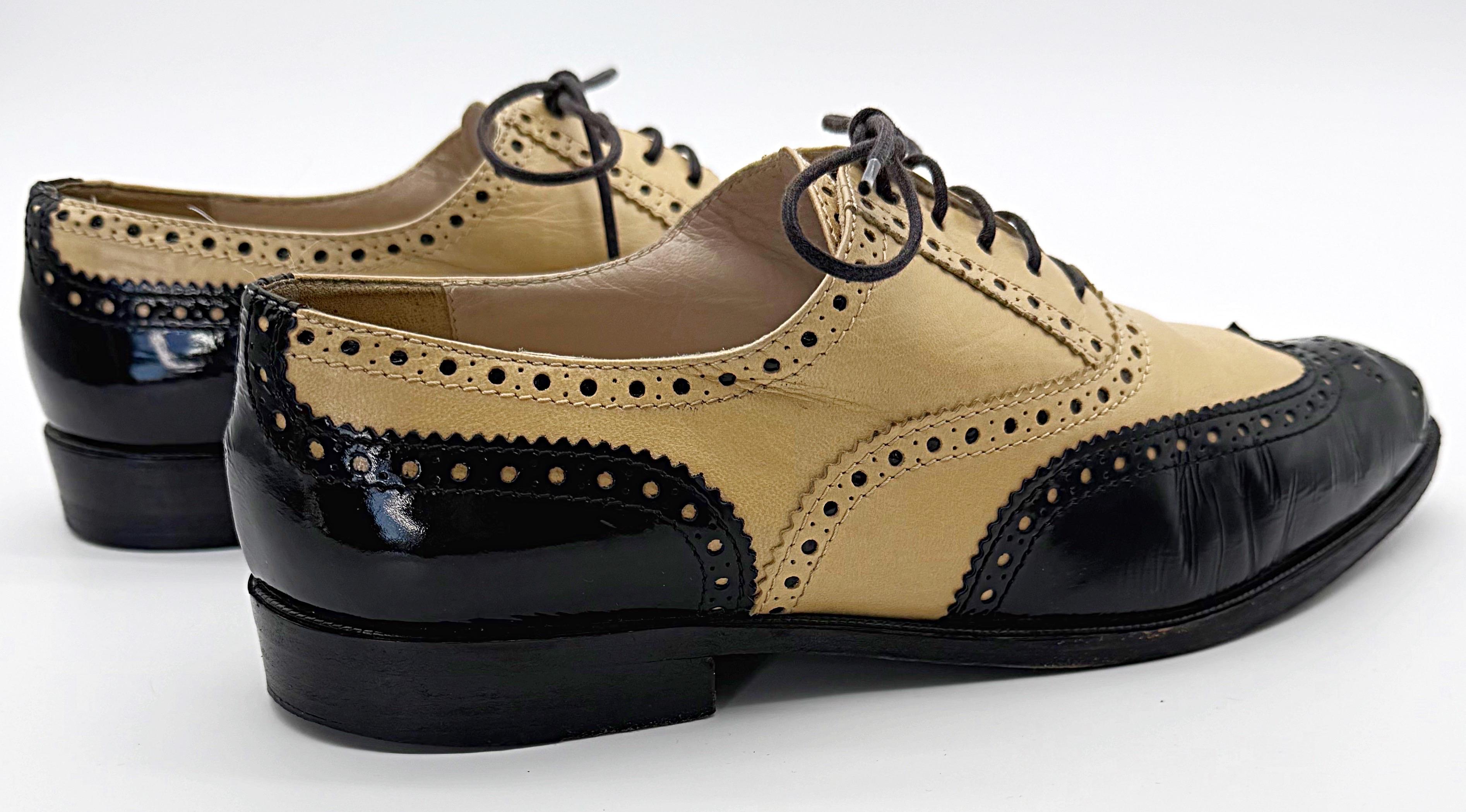 De las mujeres Chanel Primavera 1996 Talla 38.5 Tan + Black Spectator Vintage Lace-Up Oxfords Shoes en venta