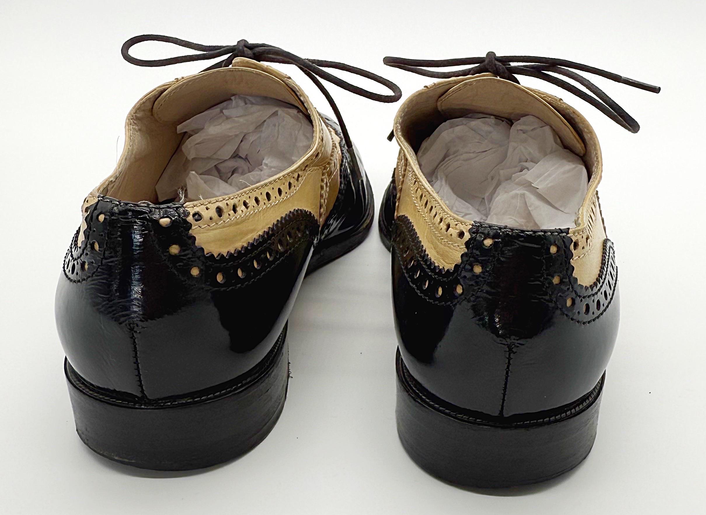 Chanel Primavera 1996 Talla 38.5 Tan + Black Spectator Vintage Lace-Up Oxfords Shoes en venta 1
