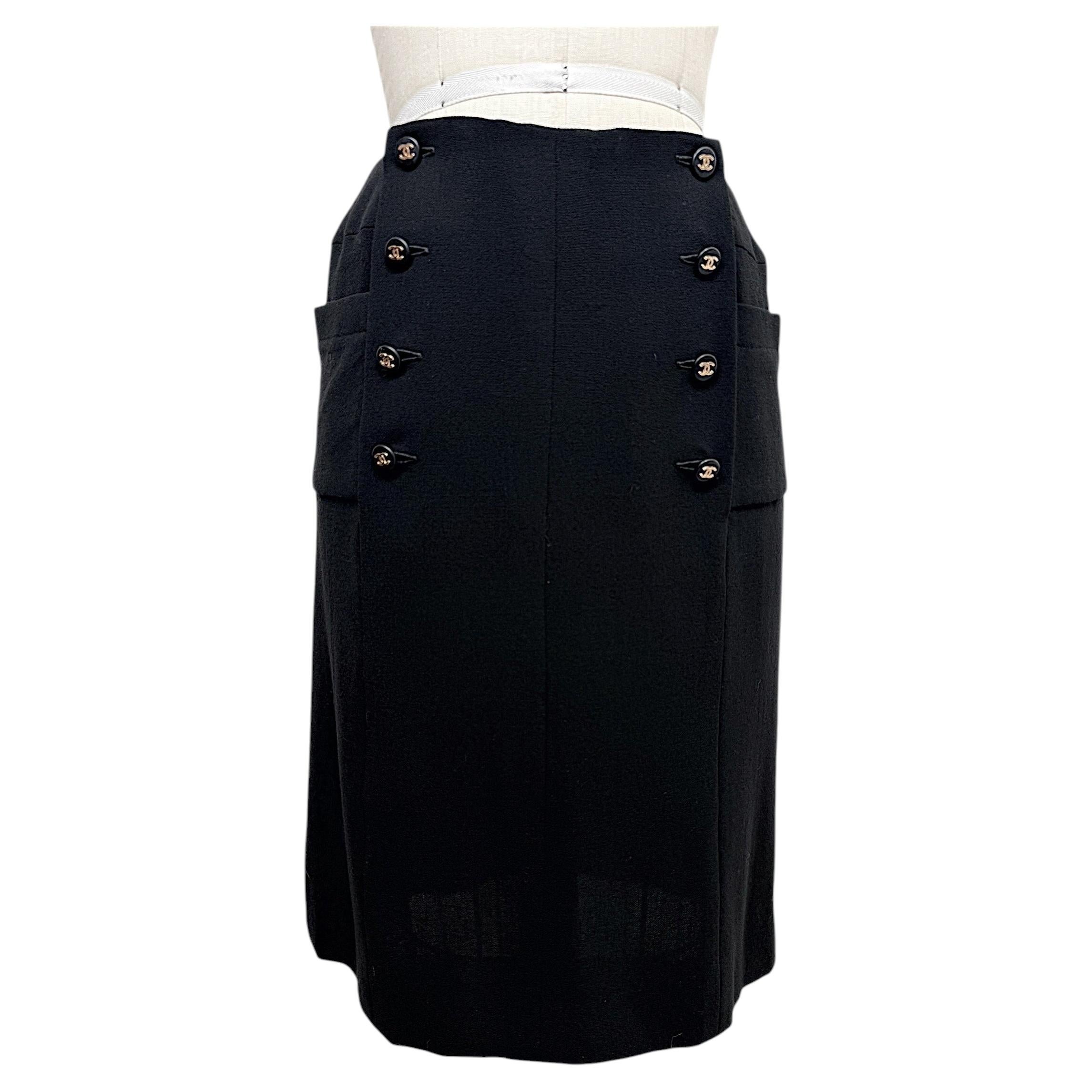 Falda midi vintage de Chanel, primavera de 1997, negra, con doble botonadura y botones CC
