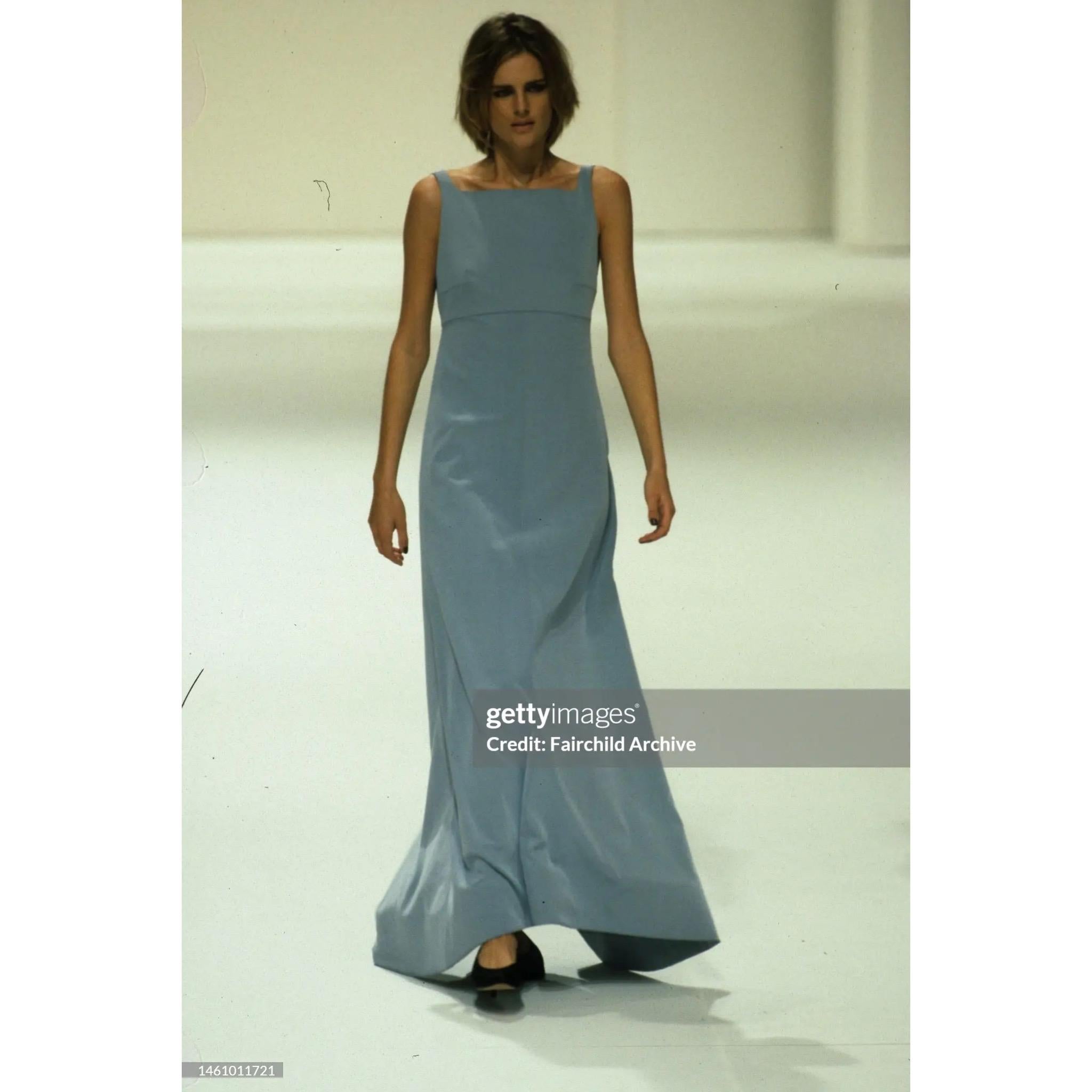 Wunderschönes graublaues Kleid von Chanel by Karl Lagerfeld mit dunkler marineblauer Schleppe aus der Frühjahr-Sommer-Kollektion 1998, wie sie in dieser Saison auf dem Laufsteg zu sehen war. 

Größe auf dem Etikett ist 40, stellen Sie sicher, um