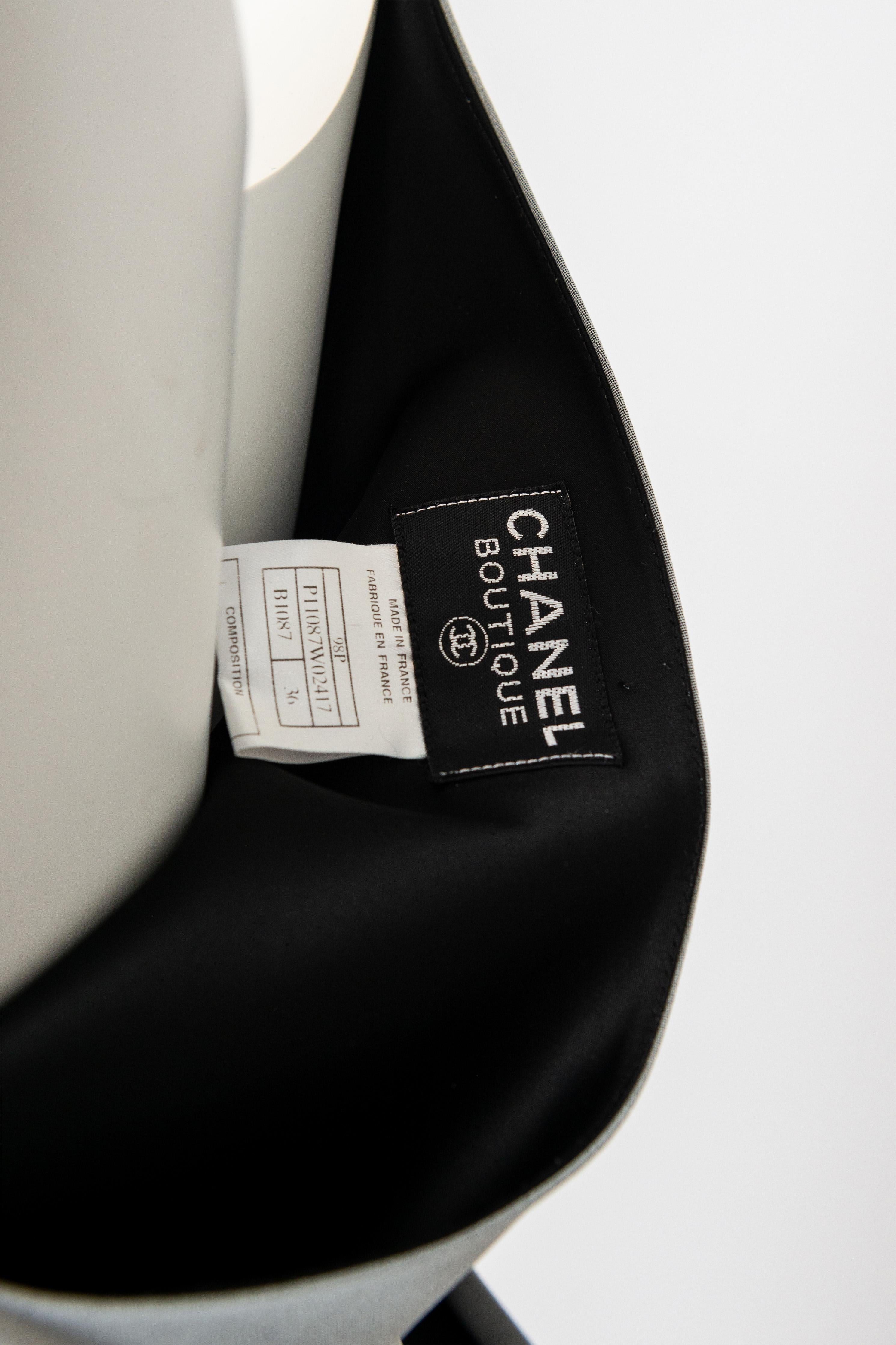 Chanel Spring 1998 Gray Empire Waist Gown With Black Train en venta 2