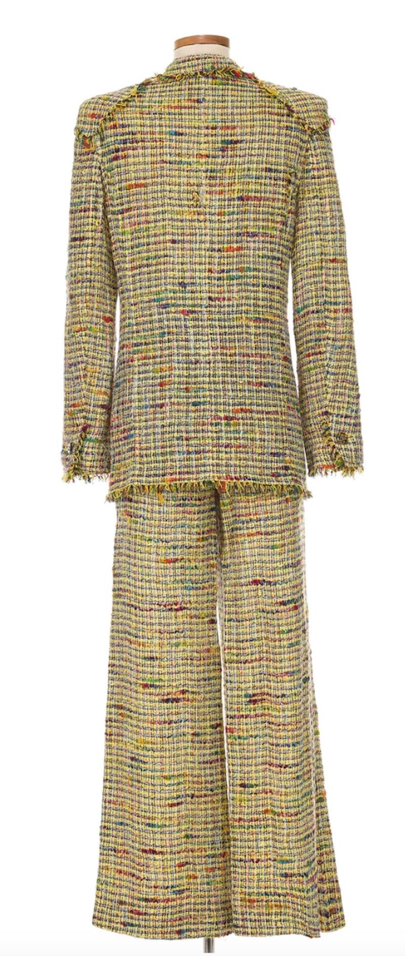 Chanel by Karl Lagerfeld Veste blazer et pantalon évasé

- Collection SALLENDEAU printemps 1998

- Tweed multicolore vibrant dans des teintes tissées de jaune, rouge, bleu et vert.

- La veste se boutonne sur le devant et le pantalon se ferme à