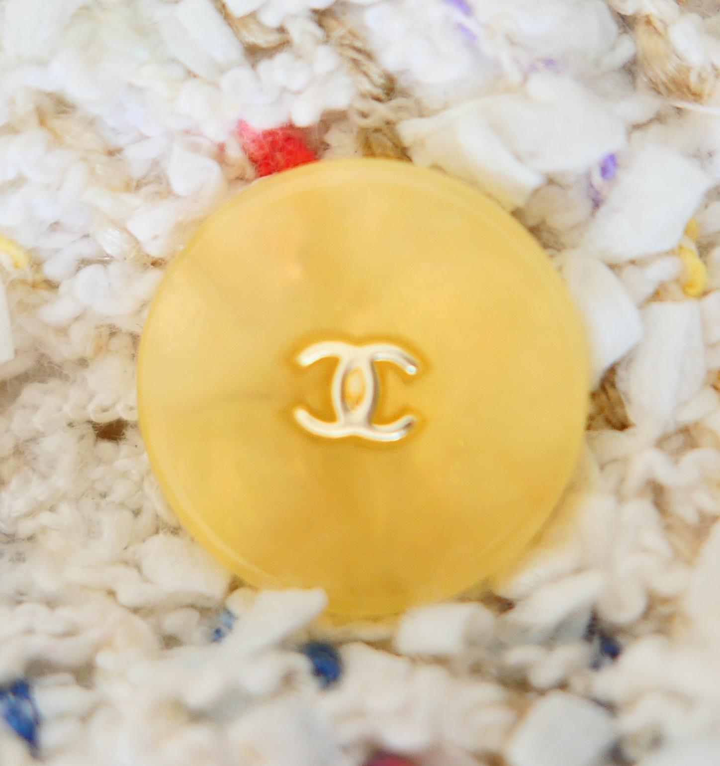 Gonna Chanel primavera 1999 99P in tweed caramellato con rifiniture in vernice a sbuffo in vendita 1