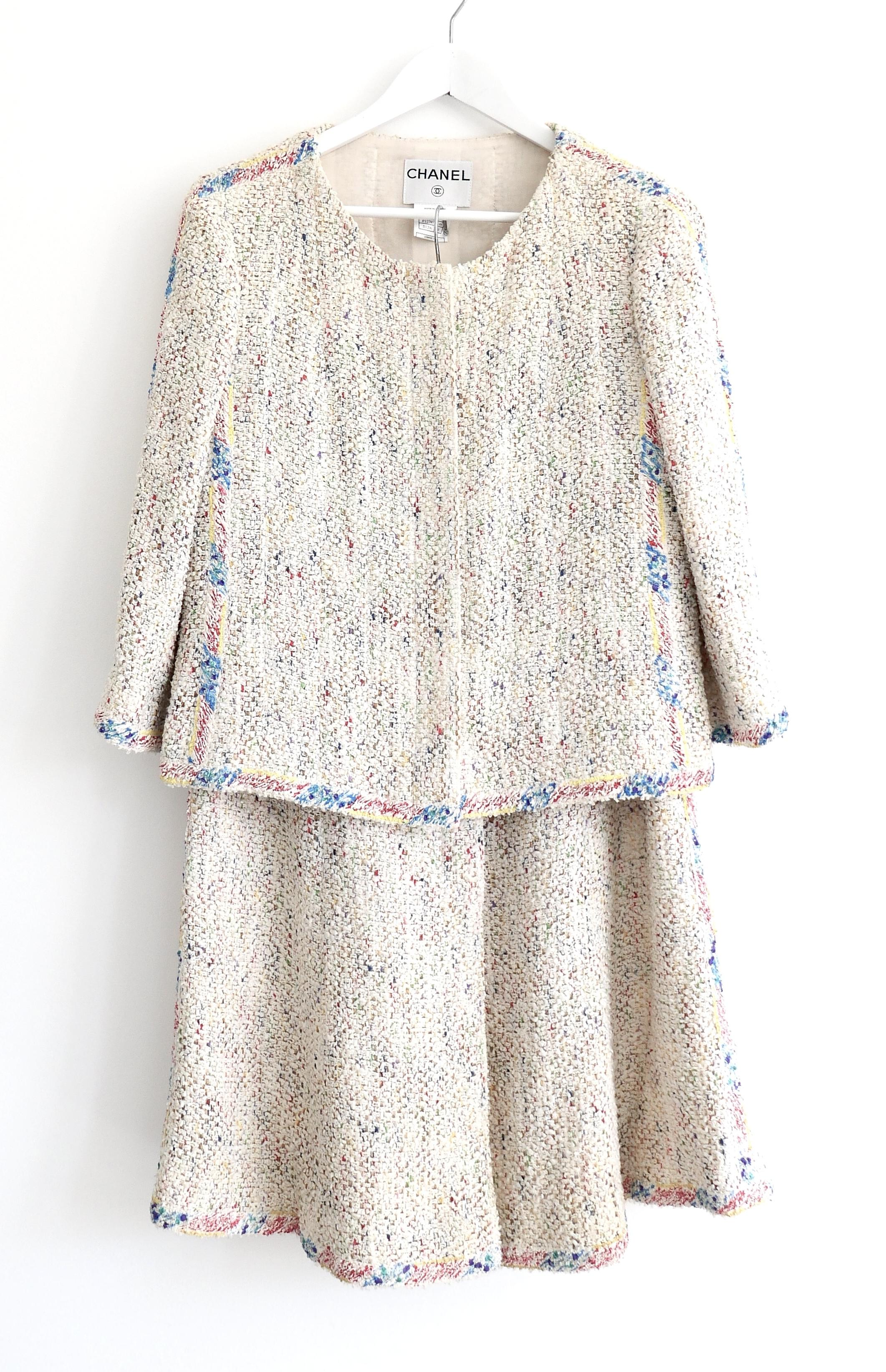 Gonna Chanel primavera 1999 99P in tweed caramellato con rifiniture in vernice a sbuffo in vendita 4