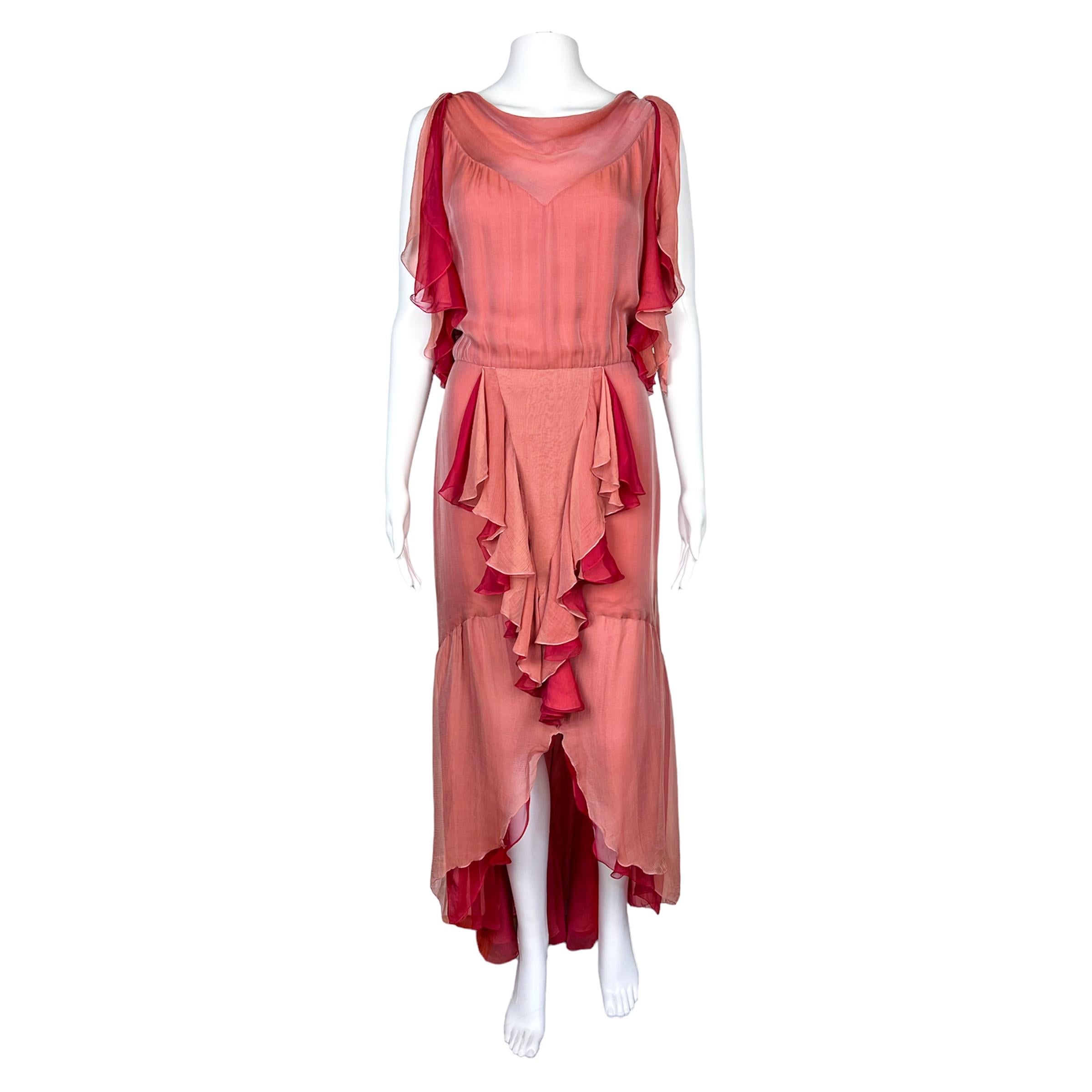 Wunderschönes, zweifarbiges, rosafarbenes Chanel by Karl Lagerfeld Kleid aus Seidenchiffon mit Rüschen und vorderem Schlitz aus der Spring Summer 2001 Kollektion, wie sie auf dem Laufsteg dieser Saison zu sehen war. 

Die Größe auf dem Etikett ist