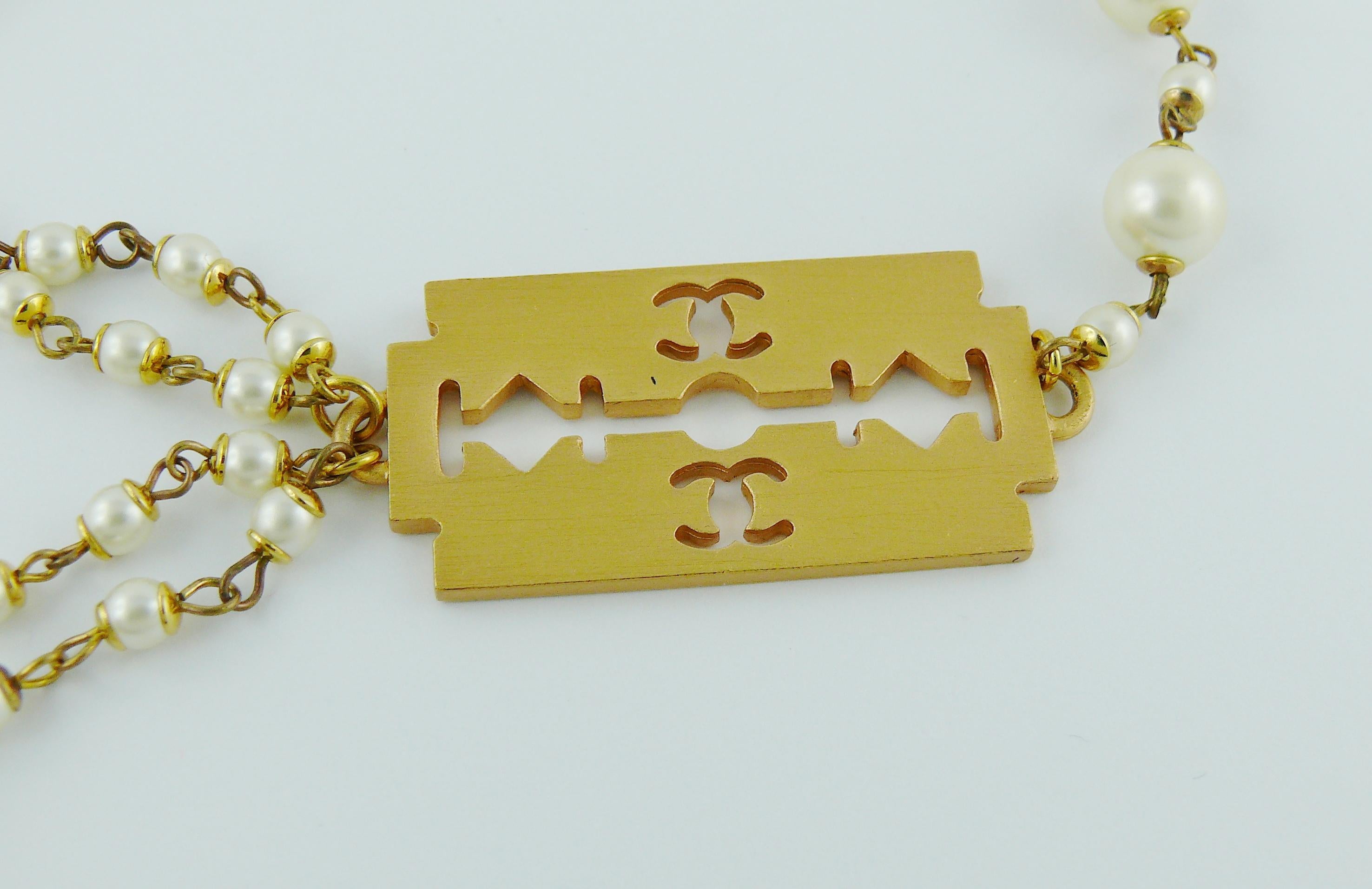 Chanel Spring 2001 Pearl Razor Blade Collector Necklace In Excellent Condition In Nice, FR