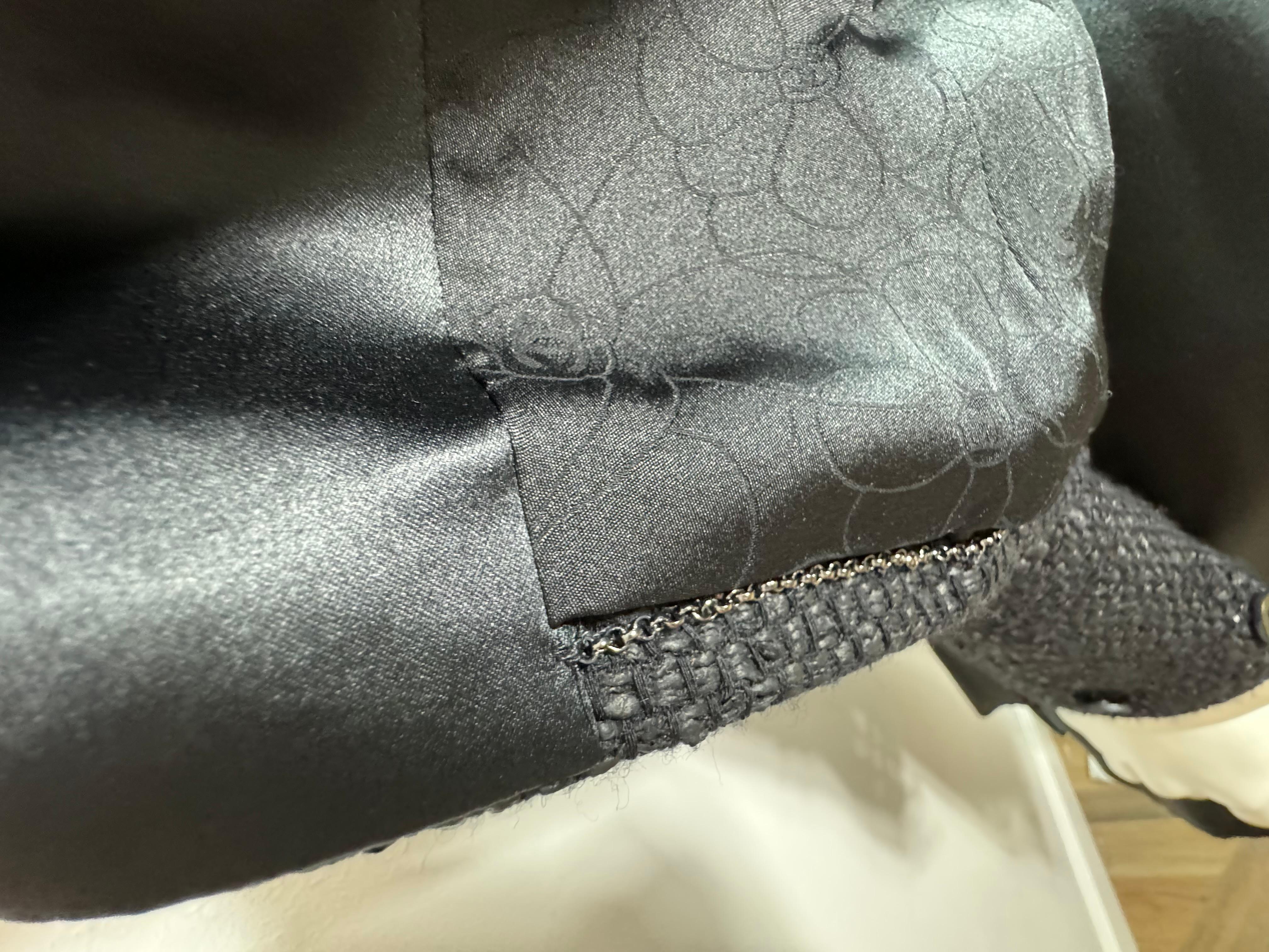Chanel Primavera 2005 Chaqueta de tweed negra de doble botonadura con puños desmontables-Talla 40 en venta 9