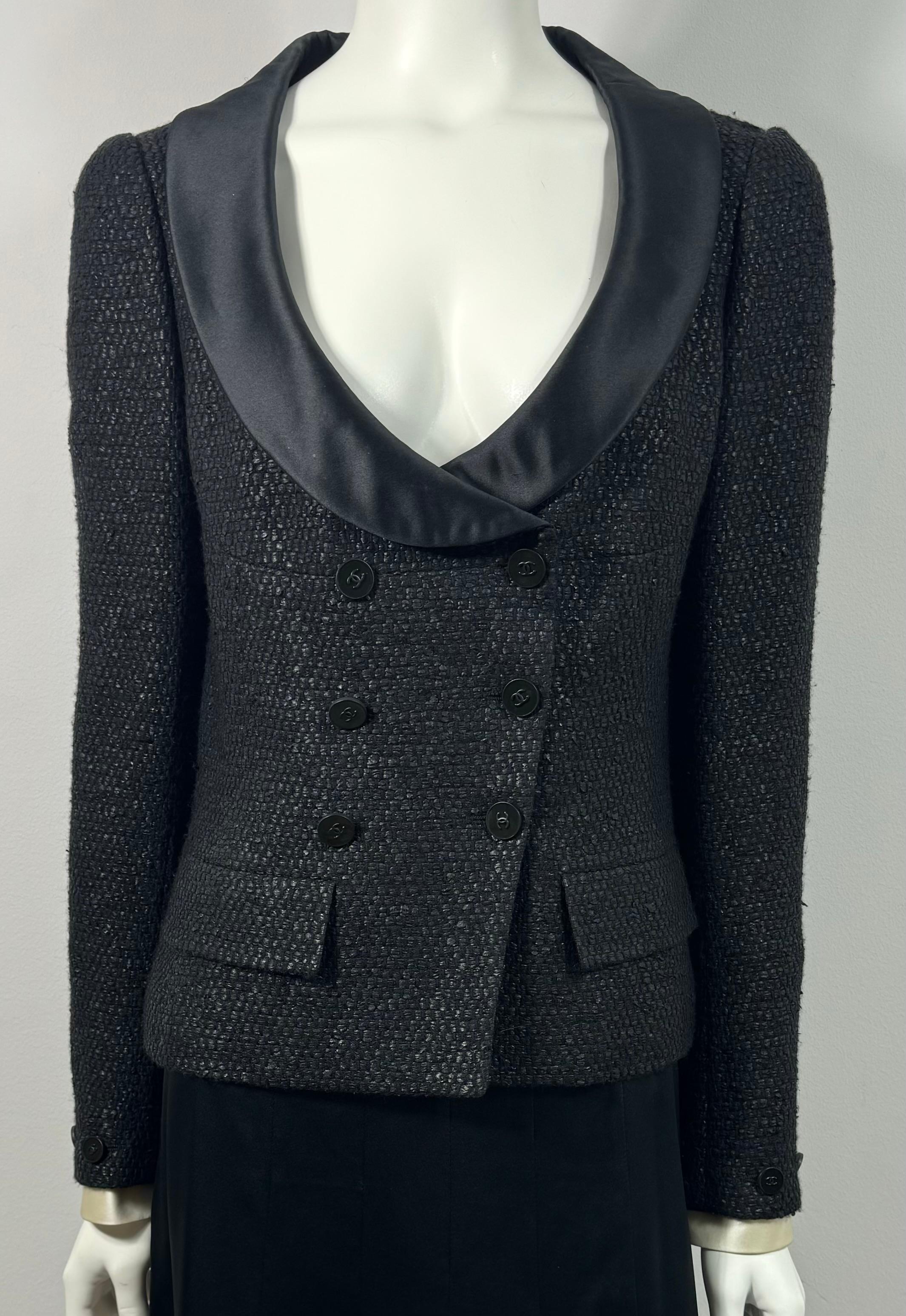 Chanel Primavera 2005 Chaqueta negra de doble botonadura con puños desmontables-Talla 40 Esta Chaqueta de noche de tweed negro y mezcla de lana ligera tiene un tejido bicolor negro y negro metalizado, tiene un profundo escote redondo con cuello de