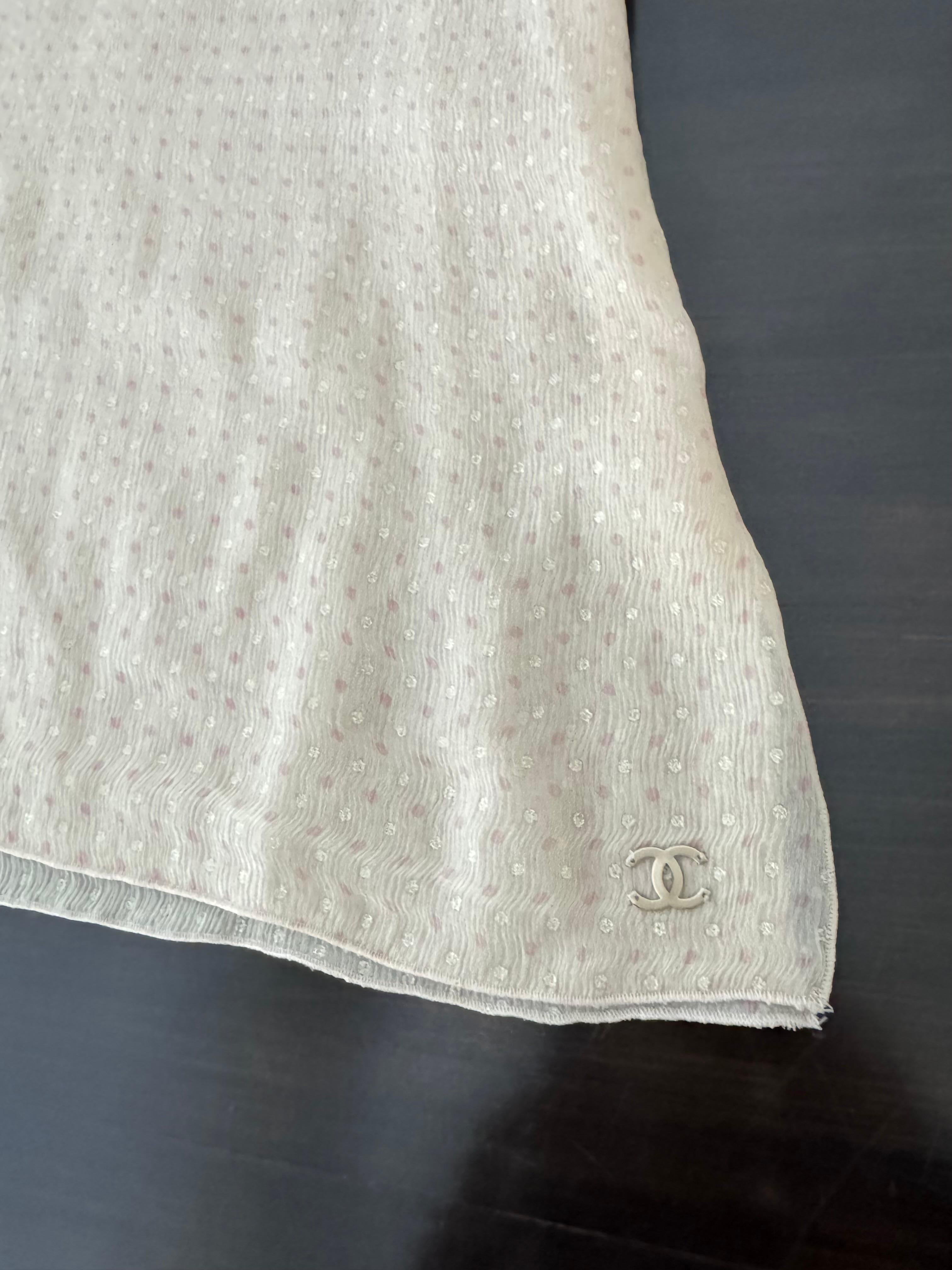 Chanel Spring 2005 Cream Pink and Gold Sleeveless Silk Top-Size 42 For Sale 6
