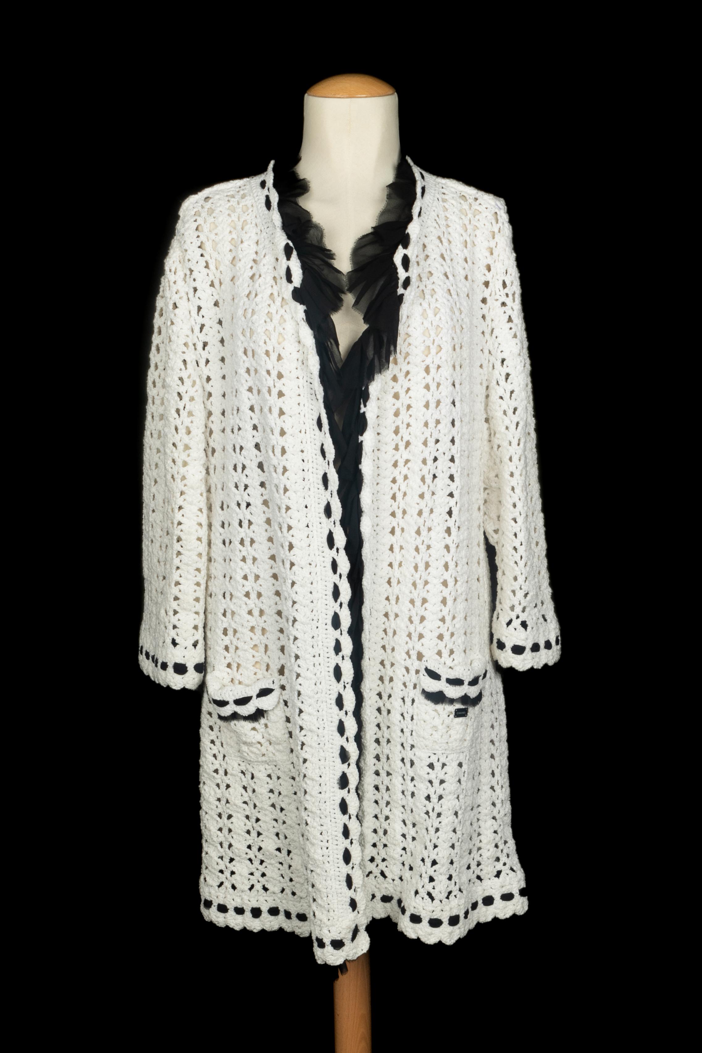 CHANEL - (Made in France) Black and white crochet and chiffon jacket. Size 46FR. Spring/Summer 2005 collection under the artistic direction of Karl Lagerfeld.

Condition:
Very good condition

Dimensions:
Shoulder width: 49 cm - Sleeve length: 53 cm
