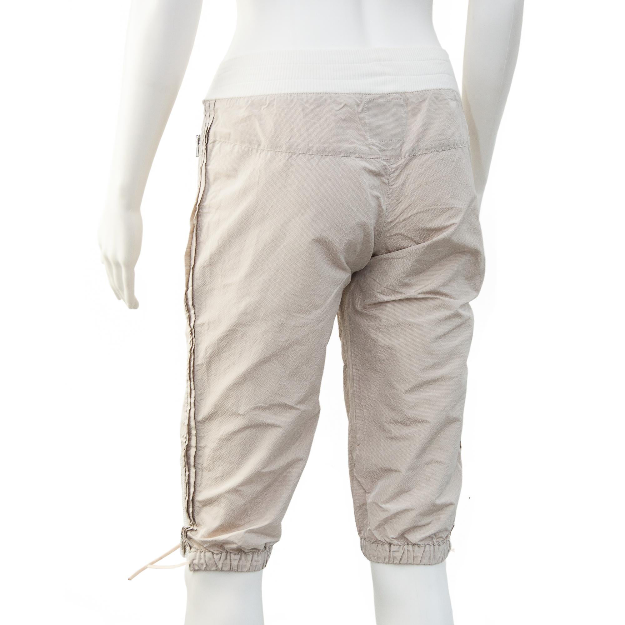 Pantaloncini della linea Chanel Identification primavera-estate 2007.

Tessuto tecnico leggero.

Logo identificativo Chanel stampato.

Cerniere di identificazione Chanel realizzate da Lampo.

Fascia elastica in vita di colore bianco.

Orli