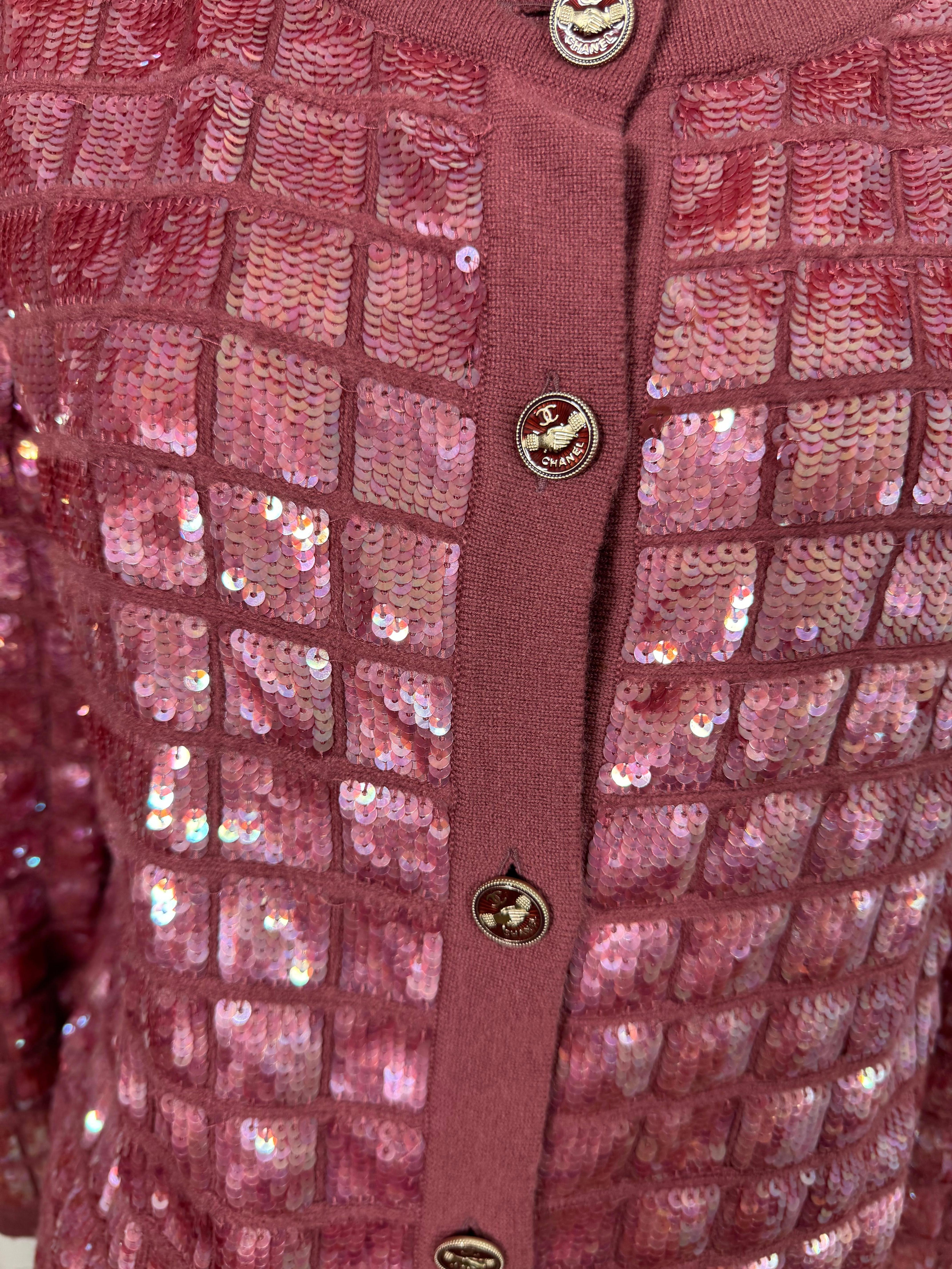 Cardigan en cachemire orné de paillettes mauves Chanel printemps 2008 - Taille 40 en vente 2