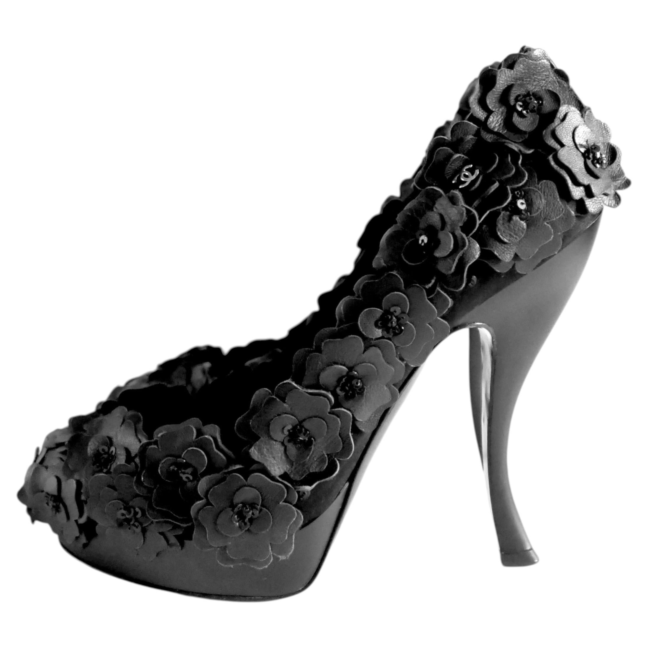 Chanel Frühjahr 2010 3D Kamelie verschönert Heels Schwarz im Angebot