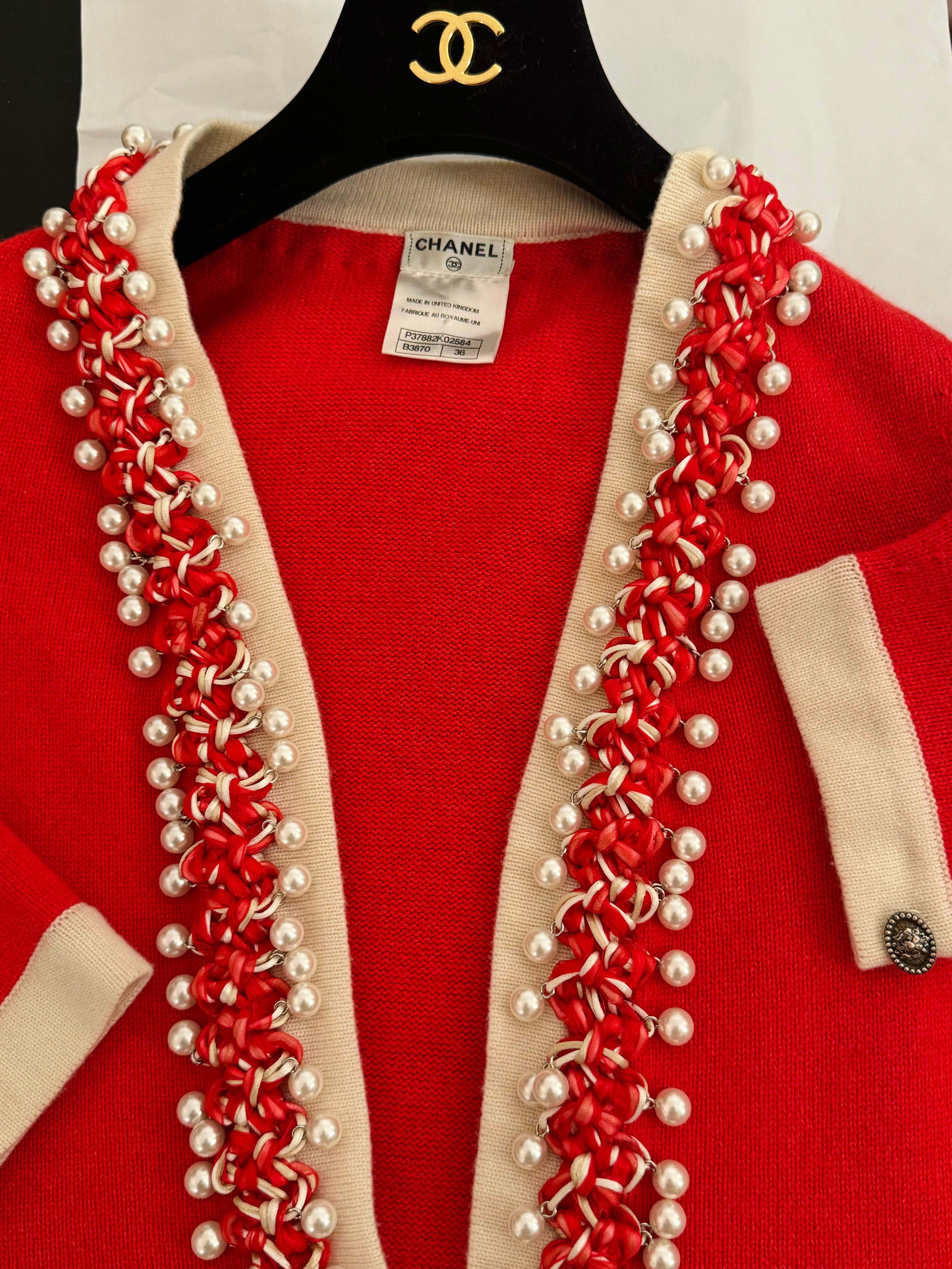 Chanel printemps 2010 cardigan en cachemire brodé de fausses perles taille 36 FR mais convient à des tailles allant de 2 US à 8 US matière extensible et ouverte 