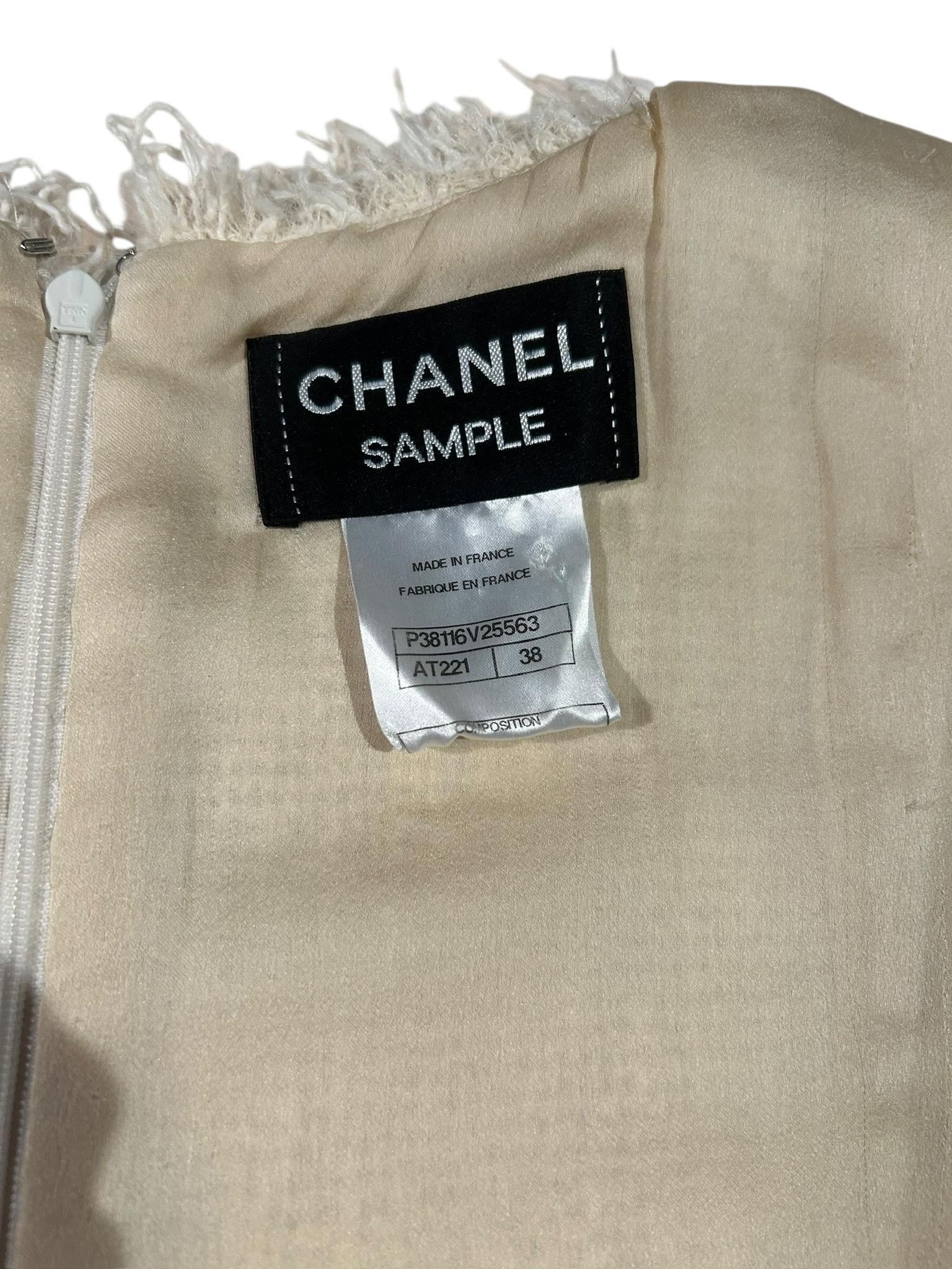 Chanel Printemps 2010 Mini robe bouclée ivoire avec bordures à franges - Echantillon Taille 38 en vente 9