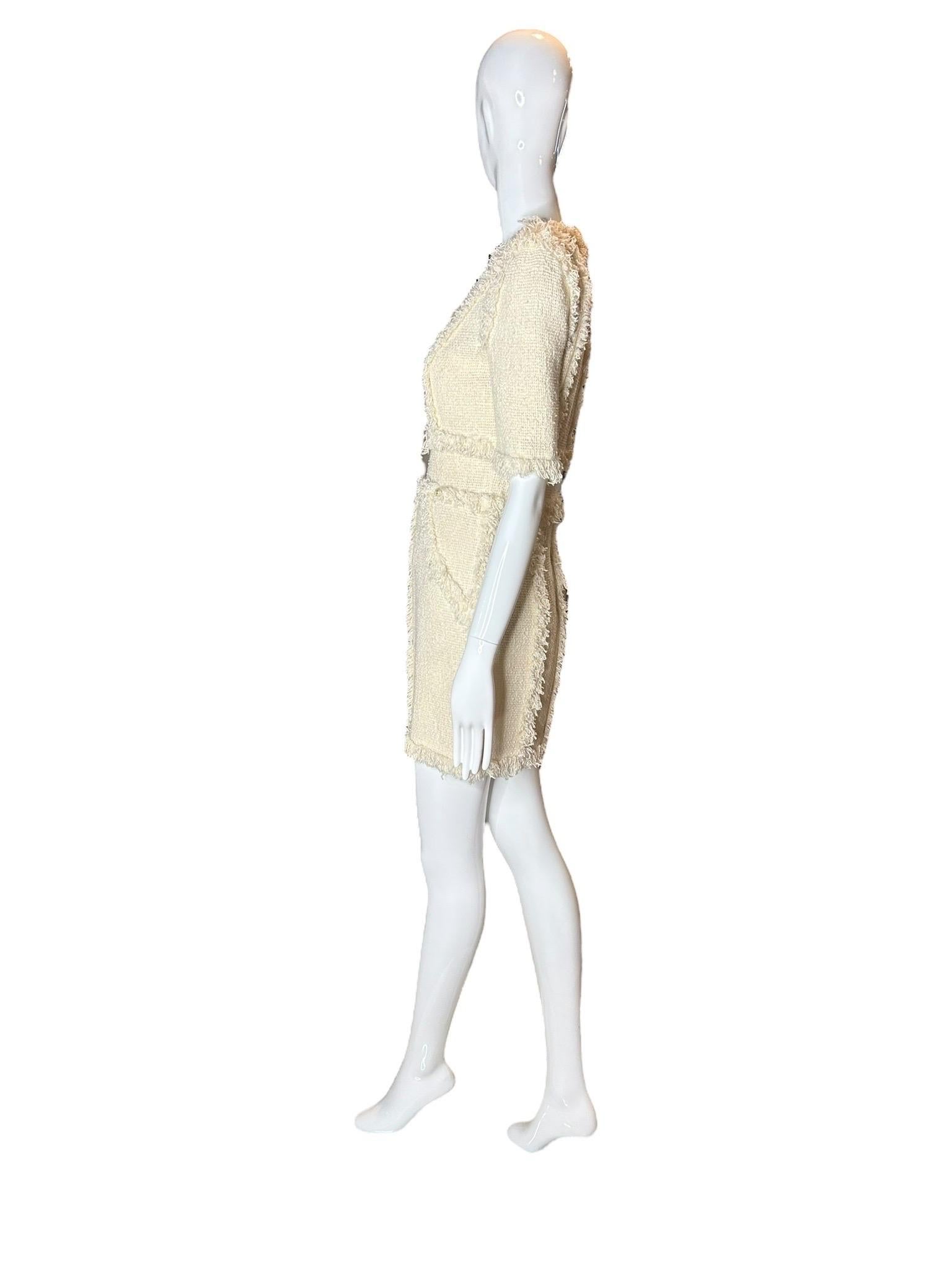 Beige Chanel Printemps 2010 Mini robe bouclée ivoire avec bordures à franges - Echantillon Taille 38 en vente