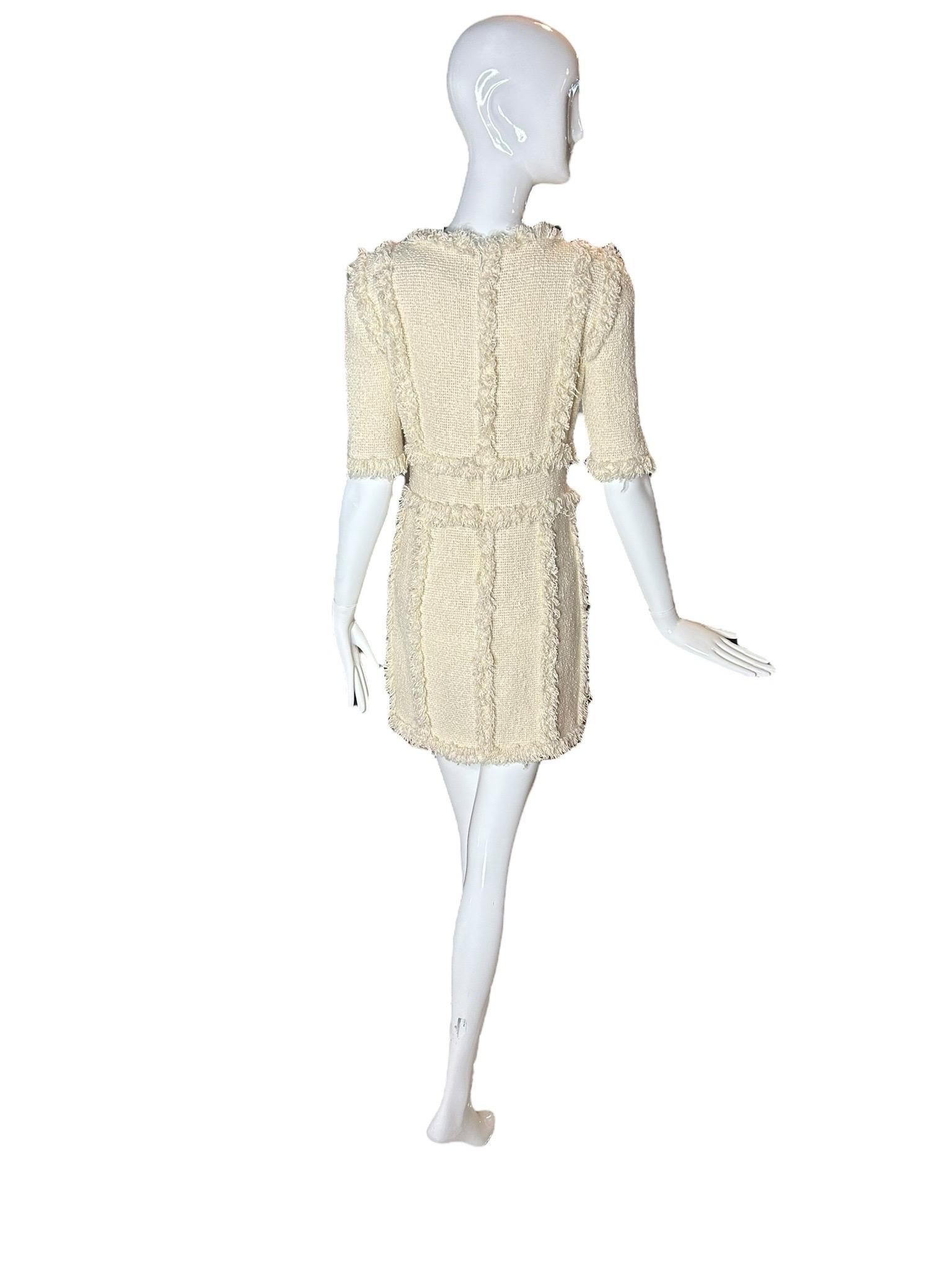 Chanel Printemps 2010 Mini robe bouclée ivoire avec bordures à franges - Echantillon Taille 38 Excellent état - En vente à Kingston, NY