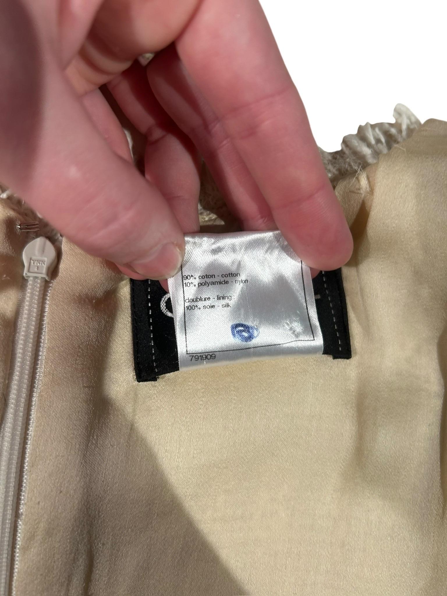 Chanel Printemps 2010 Mini robe bouclée ivoire avec bordures à franges - Echantillon Taille 38 en vente 2