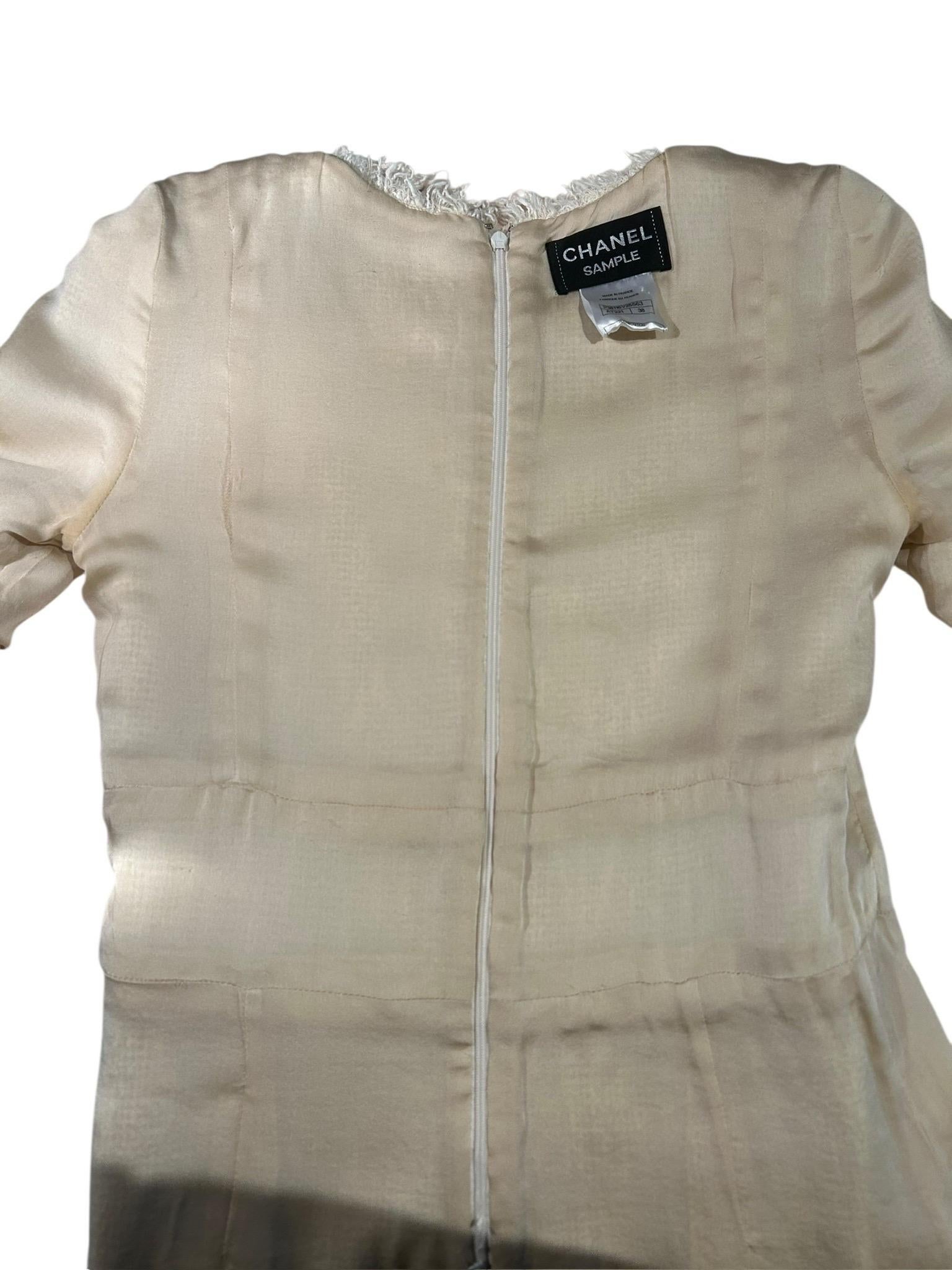 Chanel Printemps 2010 Mini robe bouclée ivoire avec bordures à franges - Echantillon Taille 38 en vente 3