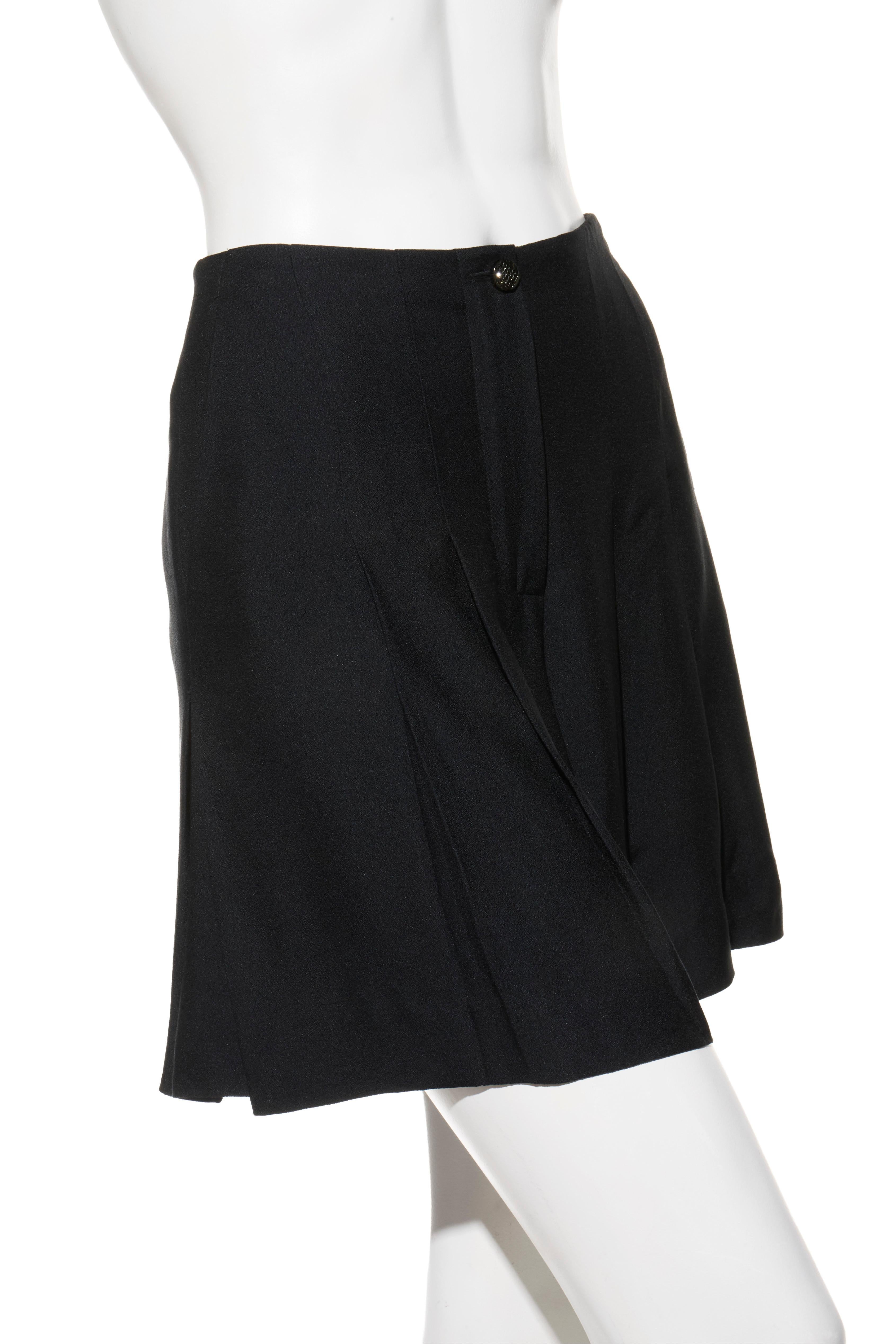 Chanel Primavera 2012 Pantaloncini a pieghe in seta nera FR 38 (US 6)

Dalla collezione primavera 2012 di Chanel (Eleg P42712), questi pantaloncini in seta nera dal taglio sartoriale incarnano l'equilibrio tra eleganza e comfort tipico della maison.