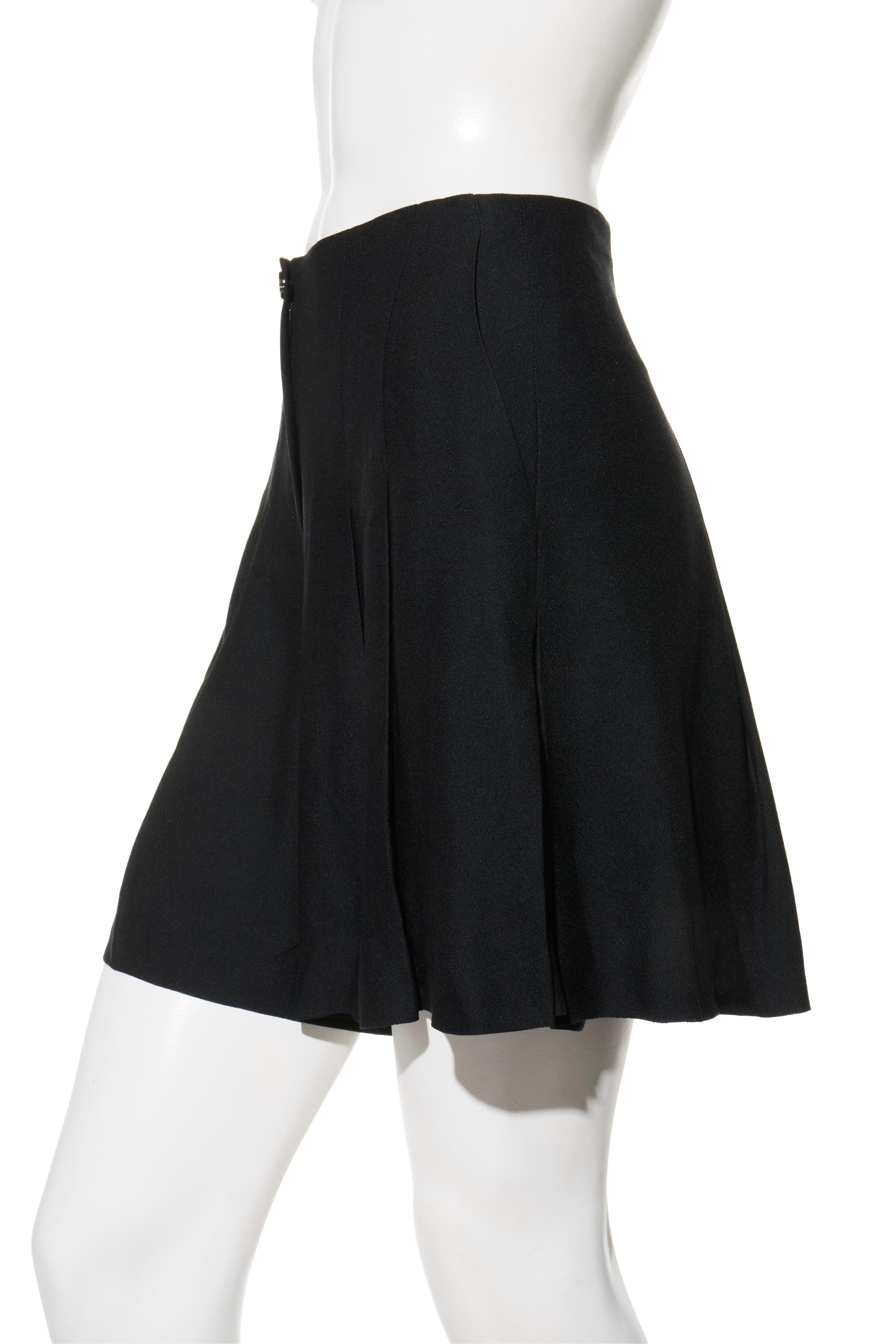 Nero Chanel Primavera 2012 Pantaloncini a pieghe in seta nera FR 38 (US 6) in vendita