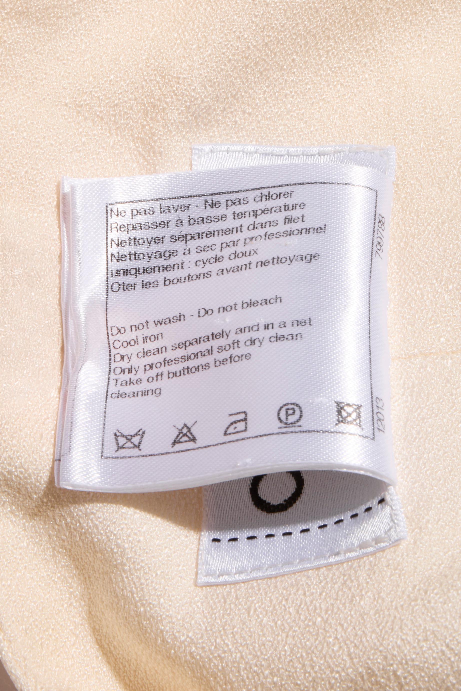 Chanel Printemps 2012 Short plissé en soie crème avec bouton CC en cristal FR 38 en vente 5