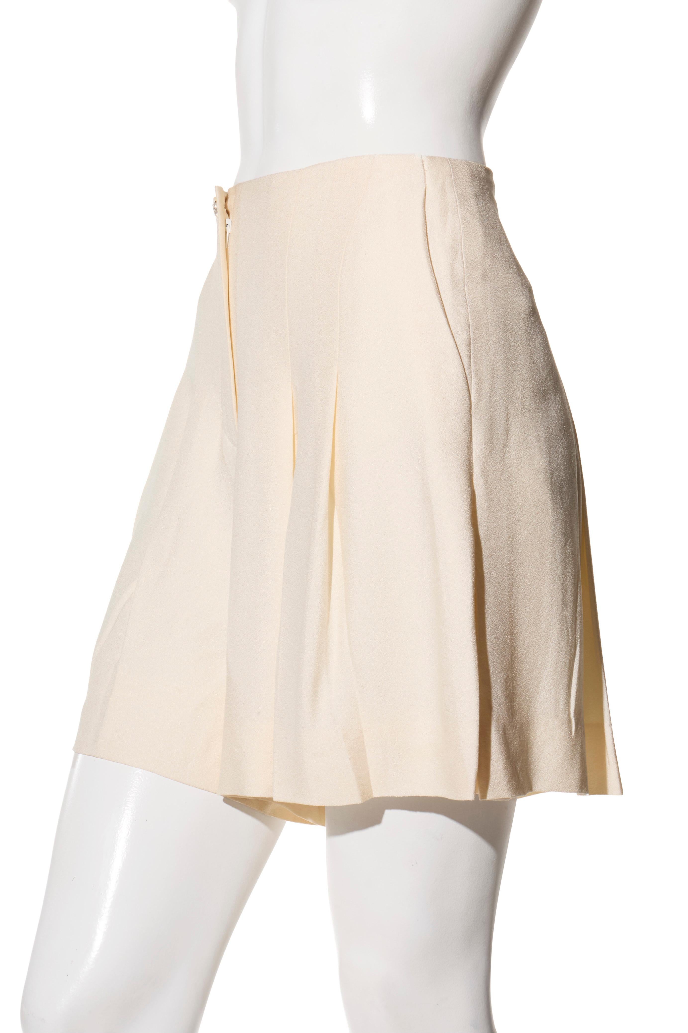 Blanc Chanel Printemps 2012 Short plissé en soie crème avec bouton CC en cristal FR 38 en vente