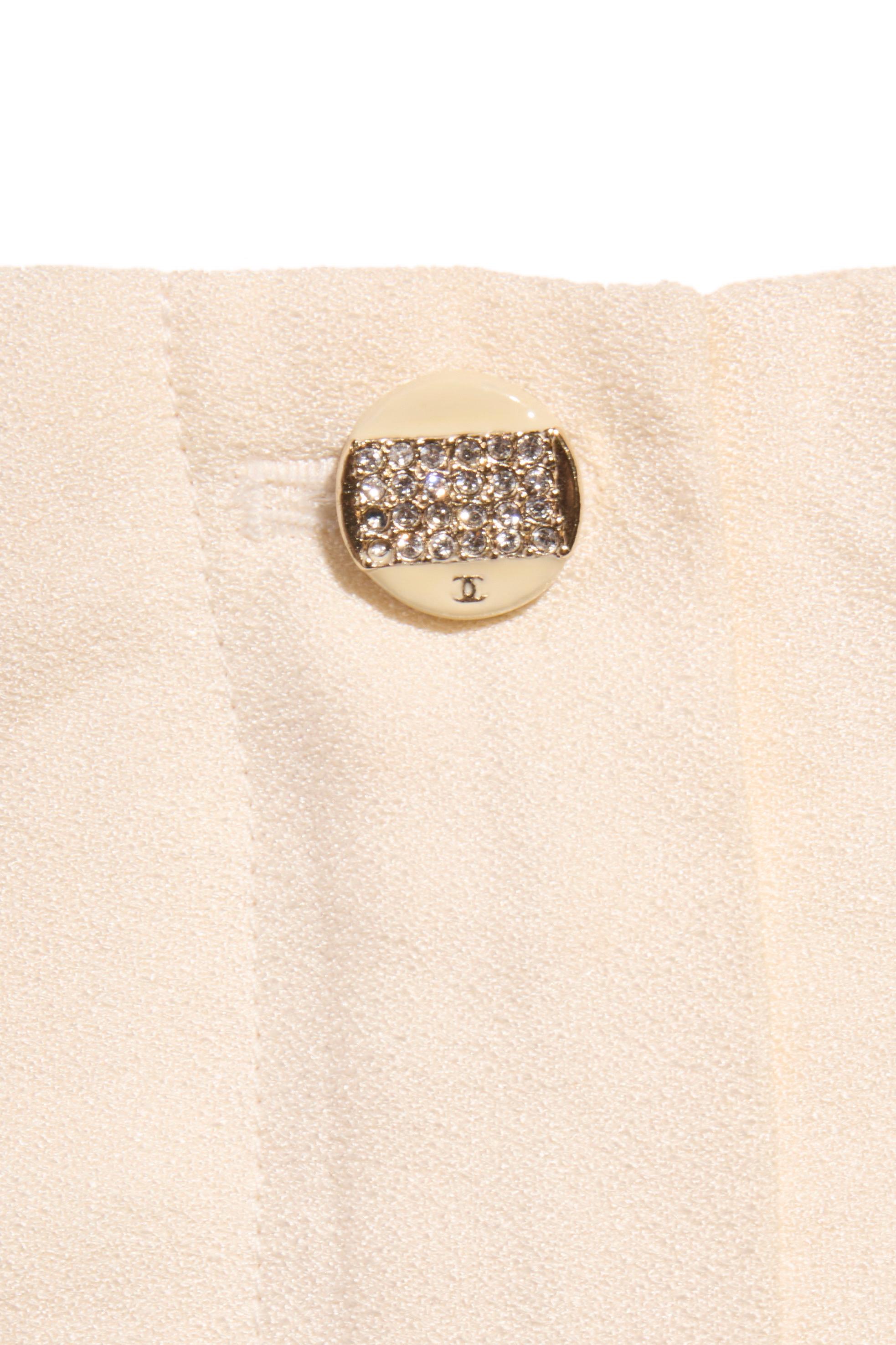 Chanel Printemps 2012 Short plissé en soie crème avec bouton CC en cristal FR 38 Pour femmes en vente