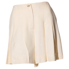 Chanel Printemps 2012 Short plissé en soie crème avec bouton CC en cristal FR 38