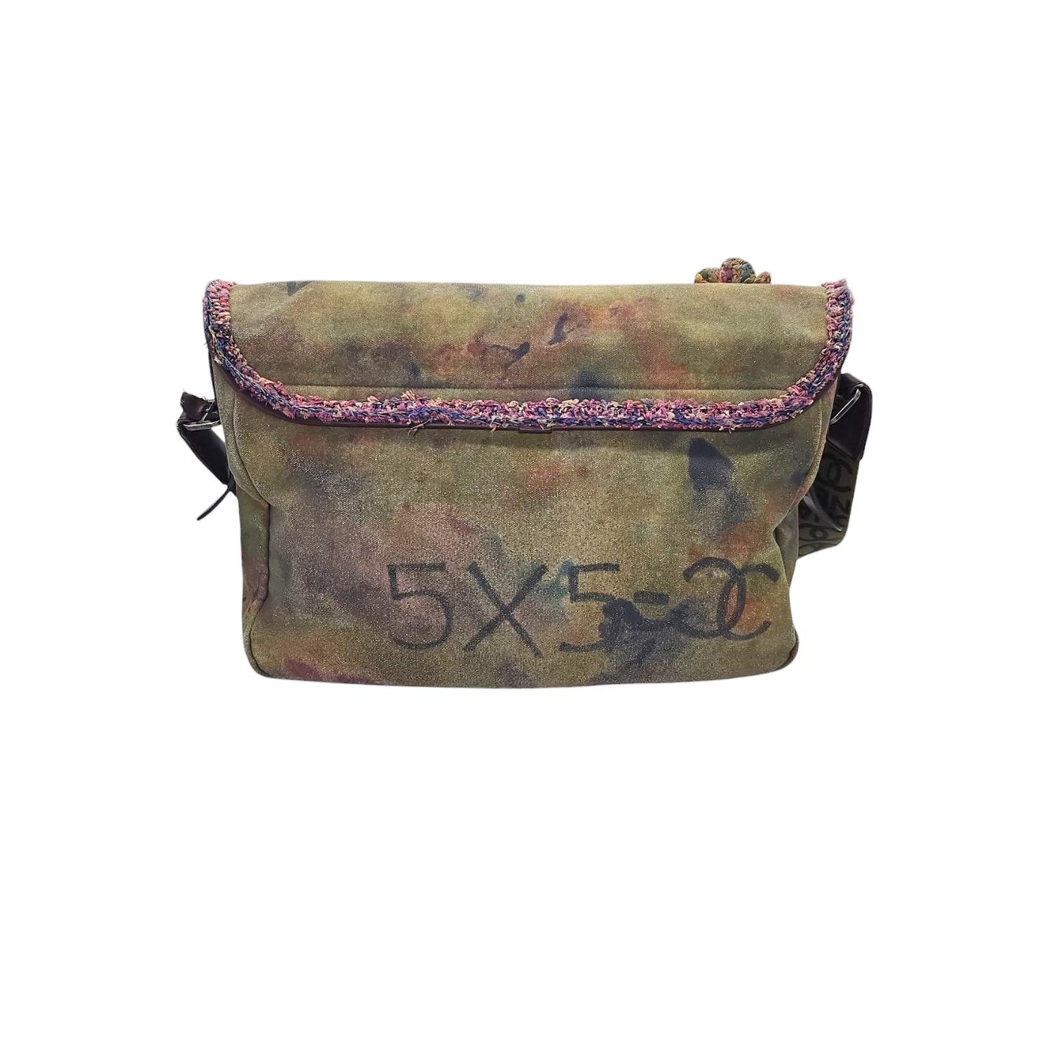 Chanel Spring 2015 Graffiti On The Pavement Messenger Bag In Good Condition In Scottsdale, AZ