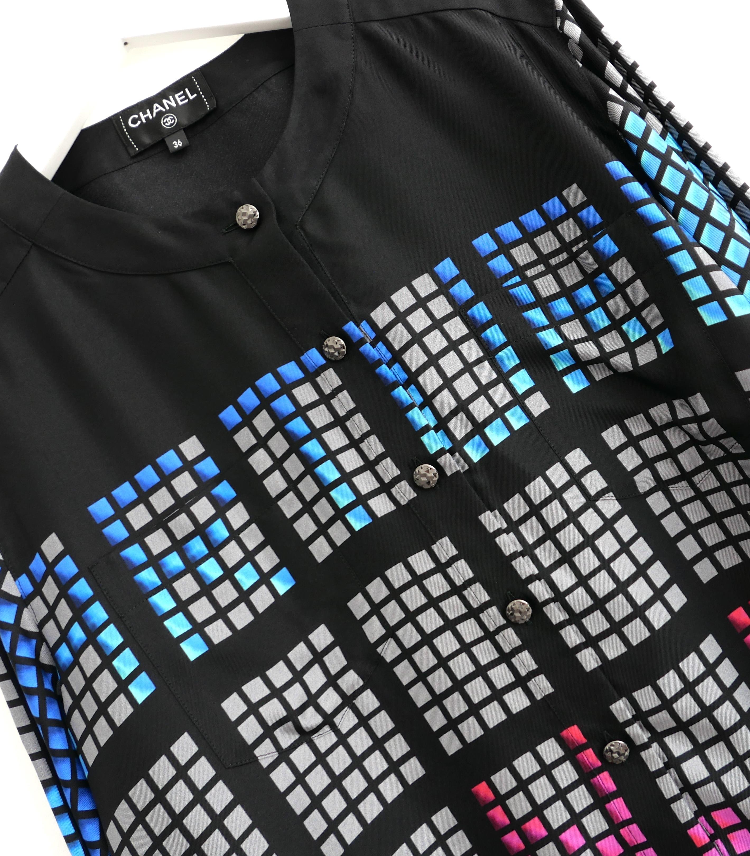 Atemberaubende Chanel Abfahrtsbrett Druck Bluse aus der Frühjahrskollektion 2016 - Blick 51 auf dem Laufsteg. Ungetragen und mit Stoffmustern. Hergestellt aus glatter Seide mit einem coolen, von der Abflugtafel eines Flughafens inspirierten Druck.