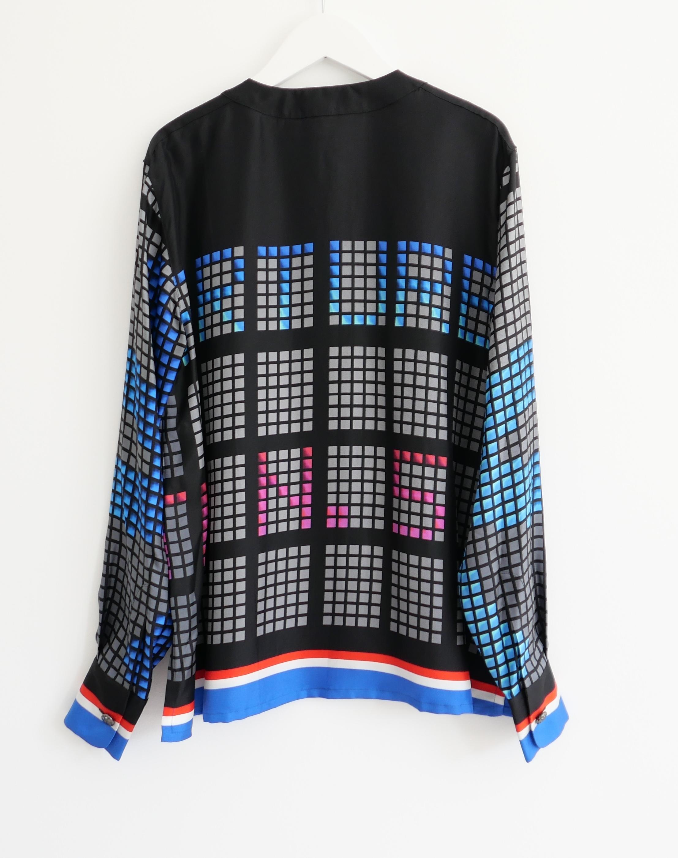 Chanel Frühjahr 2016 Abreise Board Print Seidenbluse (Schwarz) im Angebot