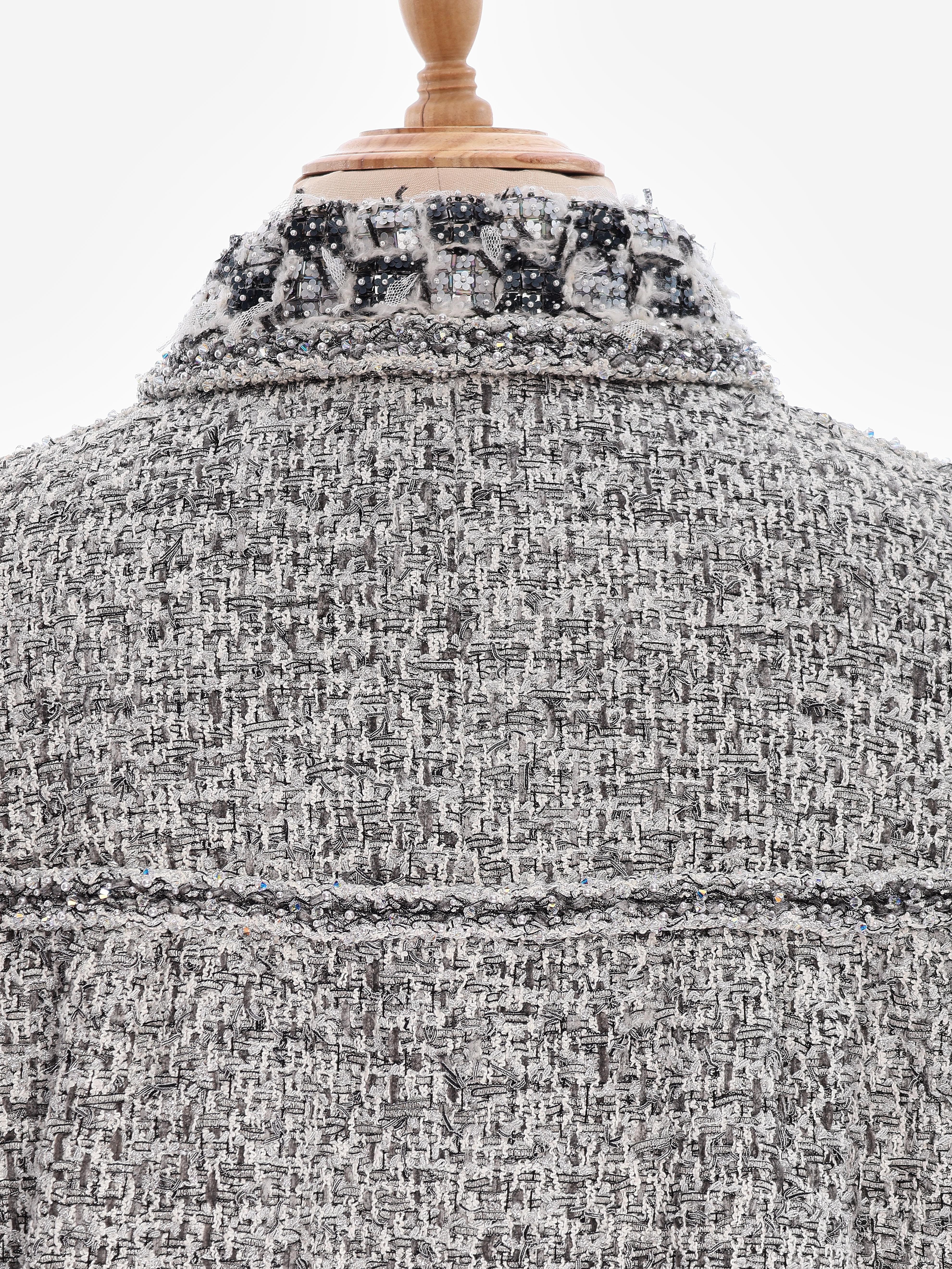 Chanel Frühjahr 2016 Haute Couture Verschönerte Tweed Jacke mit Broschen & Matchi im Angebot 6