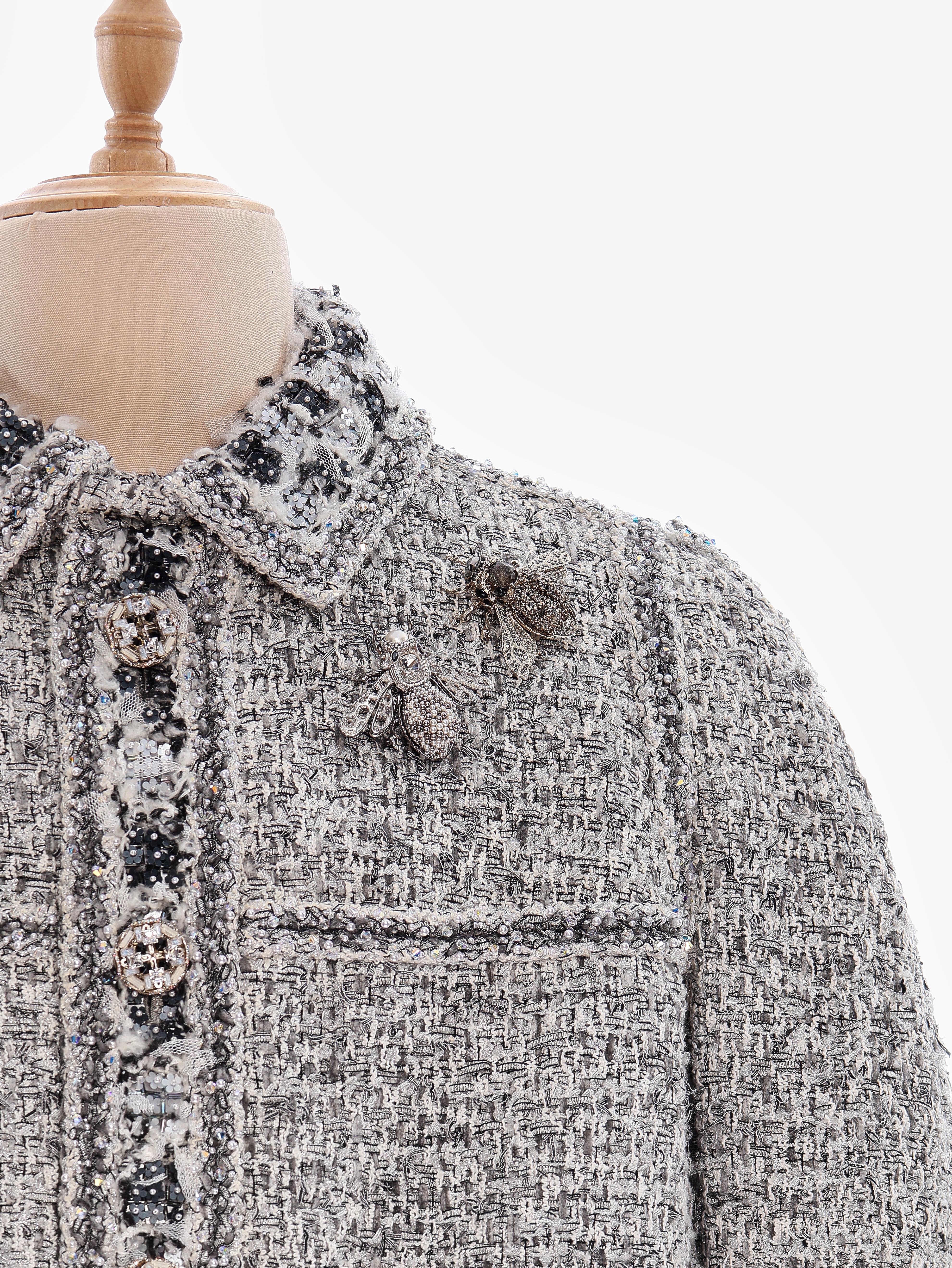 Chanel Frühjahr 2016 Haute Couture Verschönerte Tweed Jacke mit Broschen & Matchi im Angebot 8