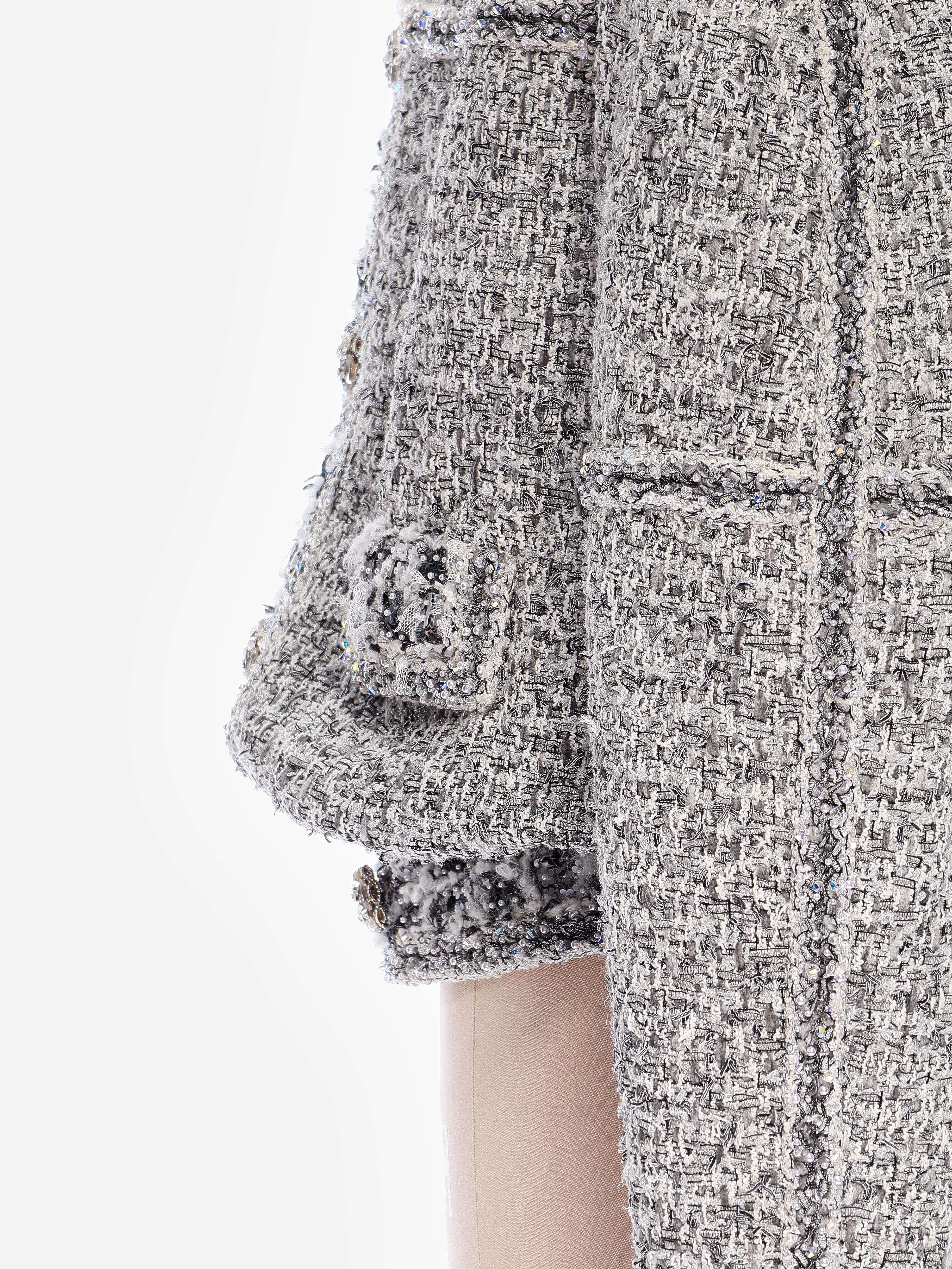Chanel Frühjahr 2016 Haute Couture Verschönerte Tweed Jacke mit Broschen & Matchi im Angebot 9