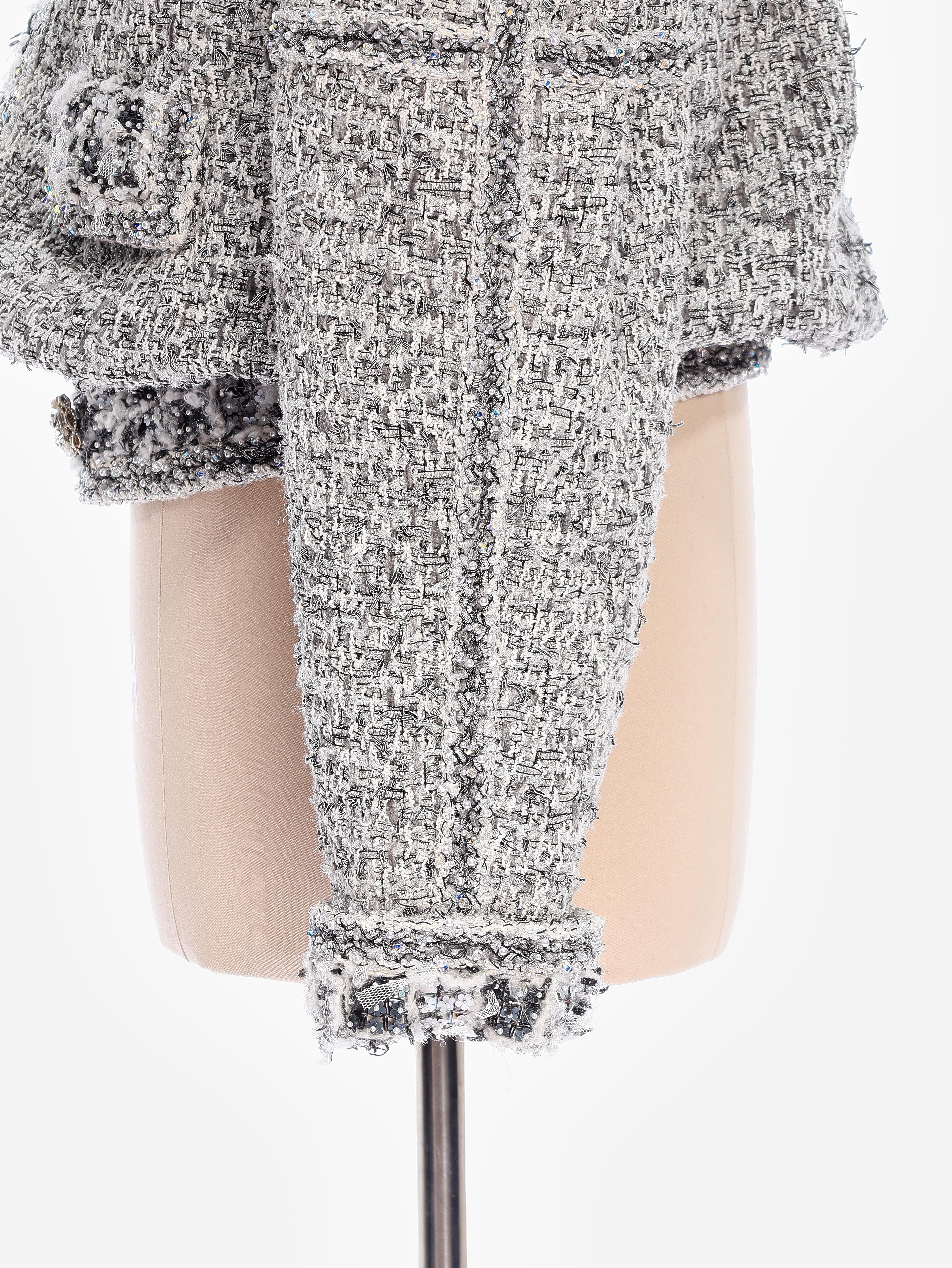 Chanel Frühjahr 2016 Haute Couture Verschönerte Tweed Jacke mit Broschen & Matchi im Angebot 10