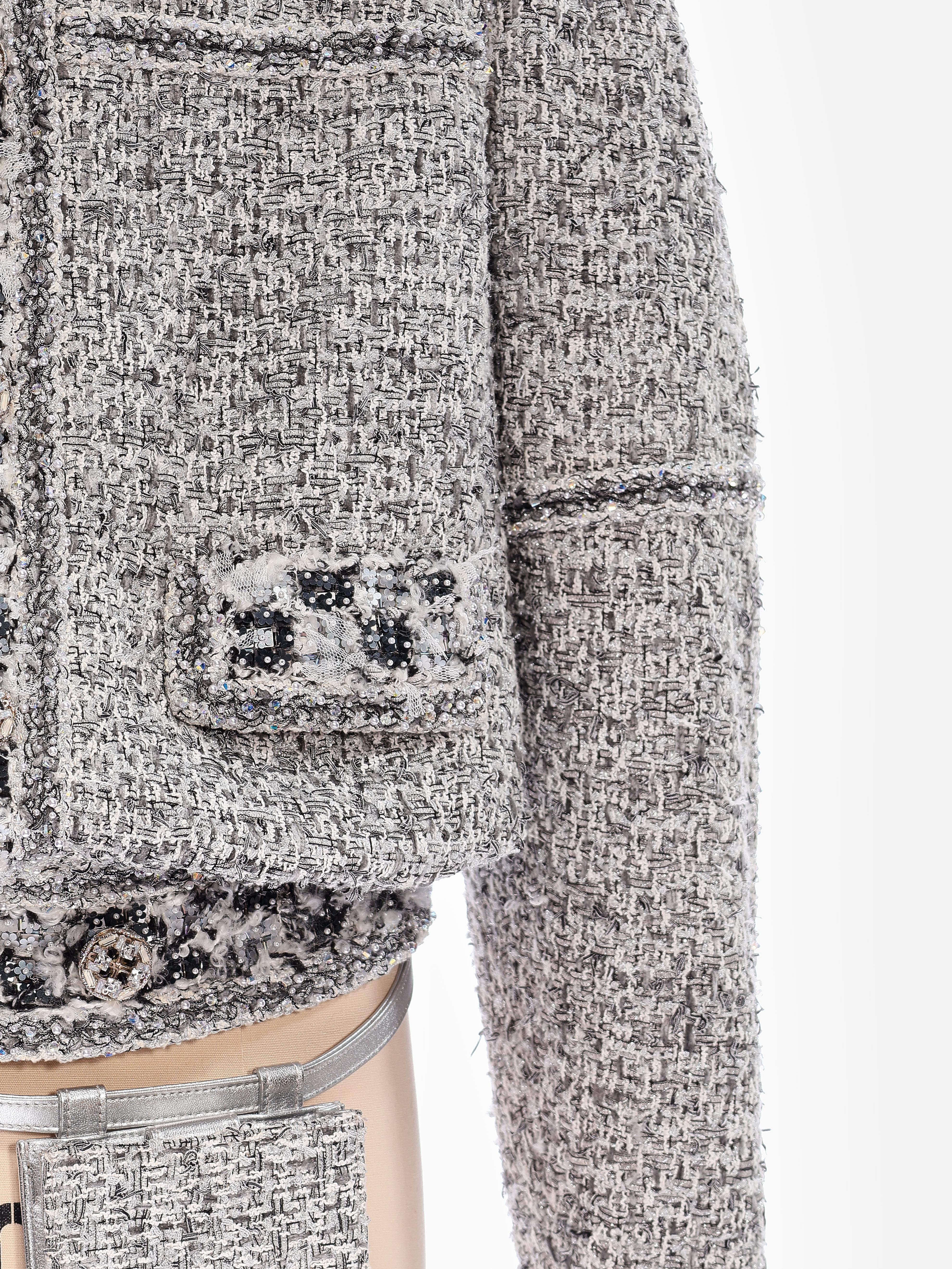 Chanel Frühjahr 2016 Haute Couture Verschönerte Tweed Jacke mit Broschen & Matchi im Angebot 13
