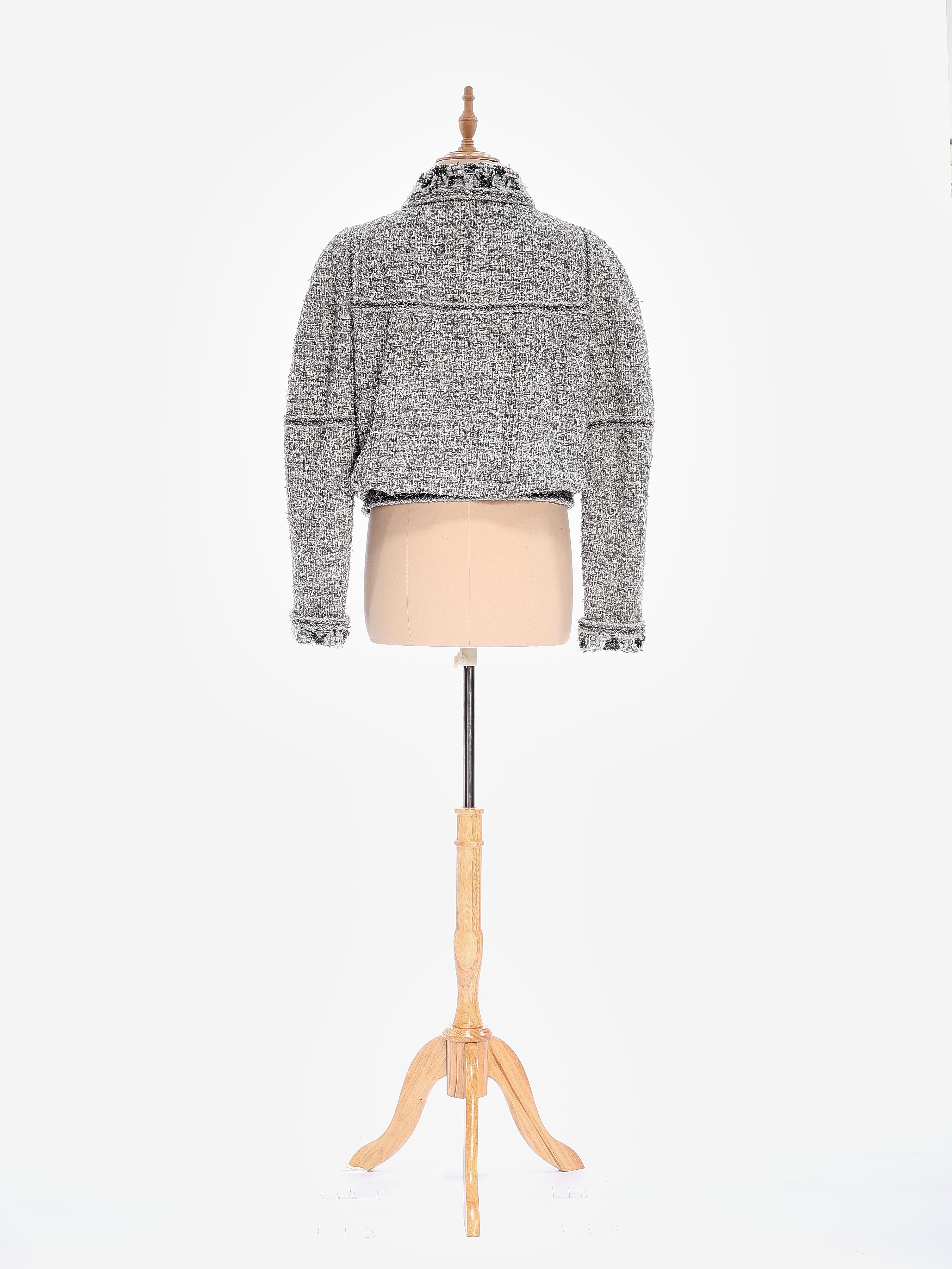 Chanel Frühjahr 2016 Haute Couture Verschönerte Tweed Jacke mit Broschen & Matchi im Angebot 14